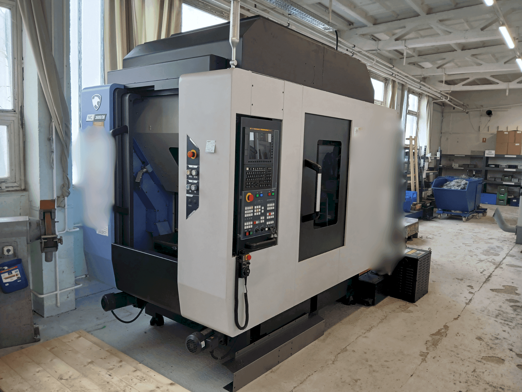 Makine  DN SOLUTIONS VC 3600/30 - Önden görünüm