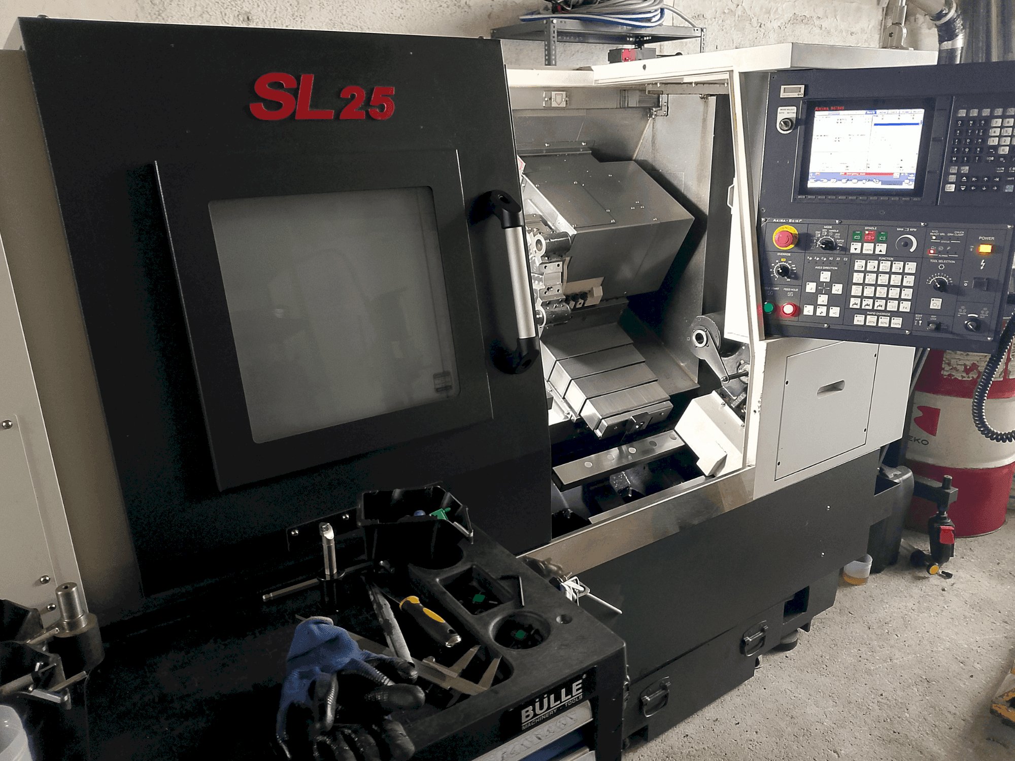 Makine  Akira Seiki SL 25 - Önden görünüm