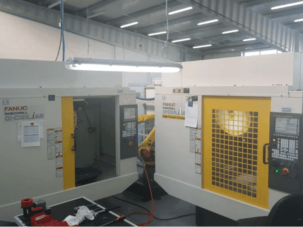 Makine  FANUC RoboDrills D21LiA5 + M20iA/M35 - Önden görünüm