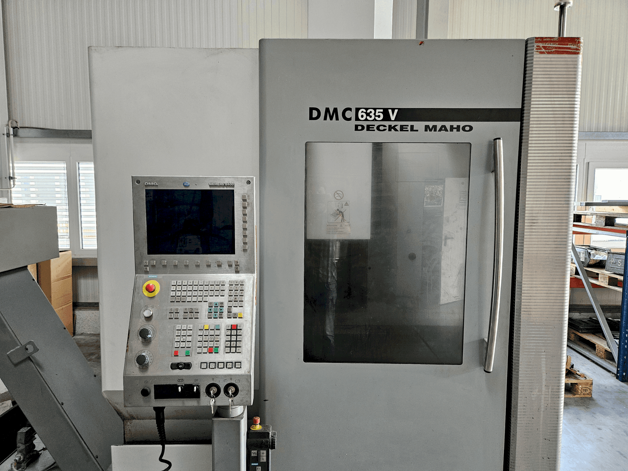 Makine  DECKEL MAHO DMC 635 V - Önden görünüm