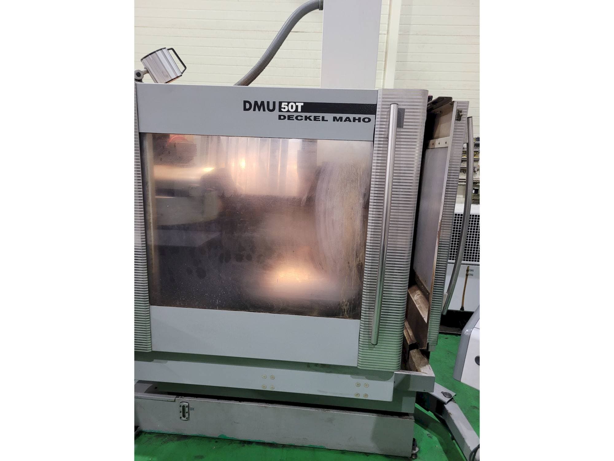 Makine  DECKEL MAHO DMU 50 T - Önden görünüm