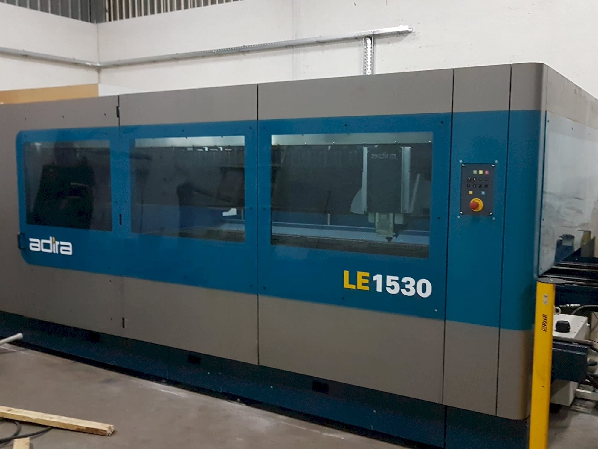 Makine  ADIRA Le1530 - Önden görünüm