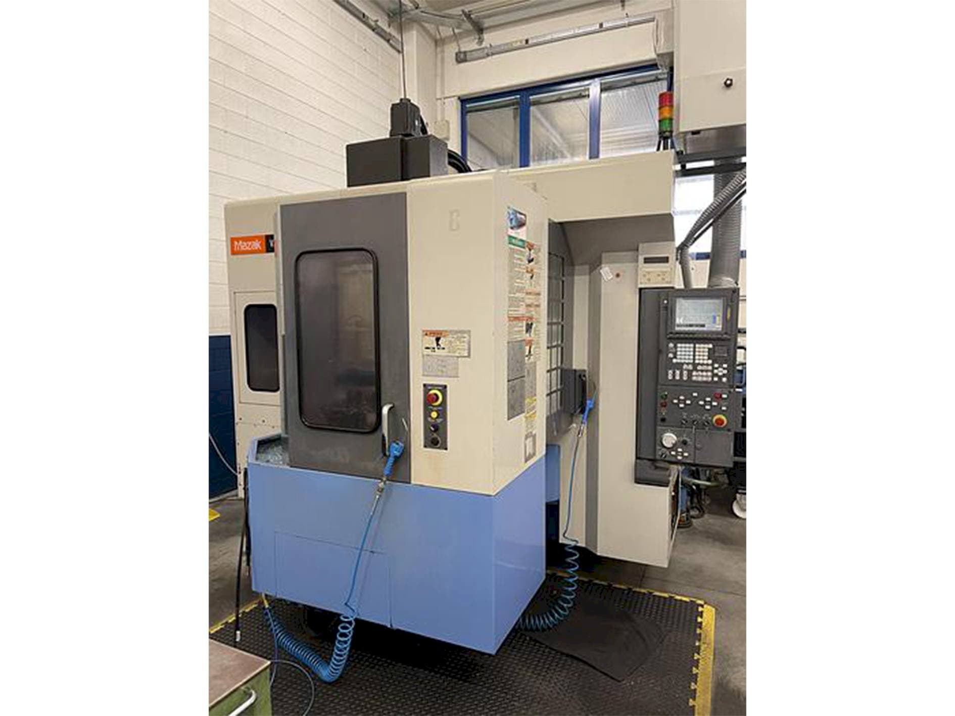 Makine  Mazak Variaxis 500-5X - Önden görünüm