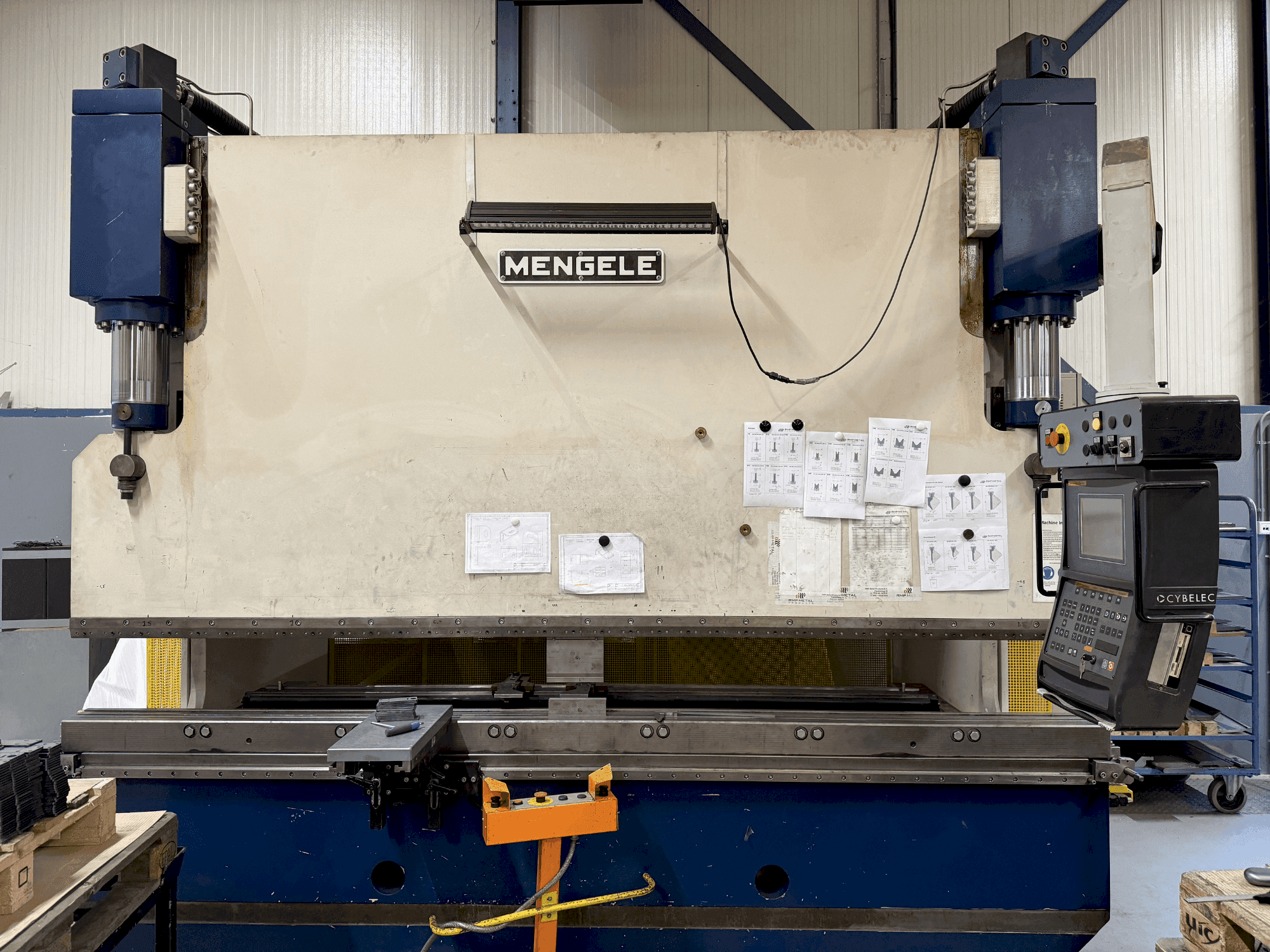 Makine  MENGELE HB175-30/35 - Önden görünüm