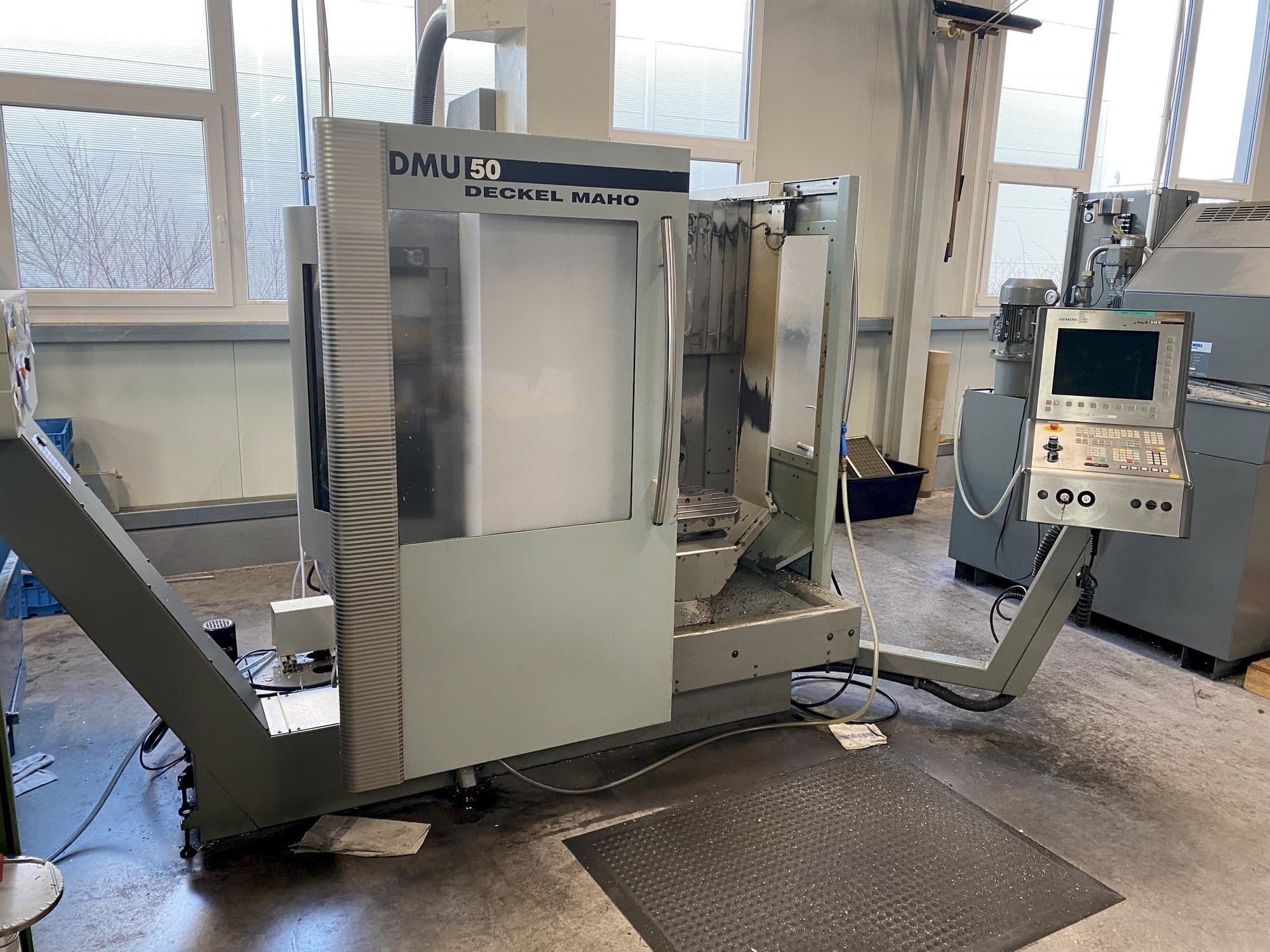 Makine  DECKEL MAHO DMU 50 - Önden görünüm