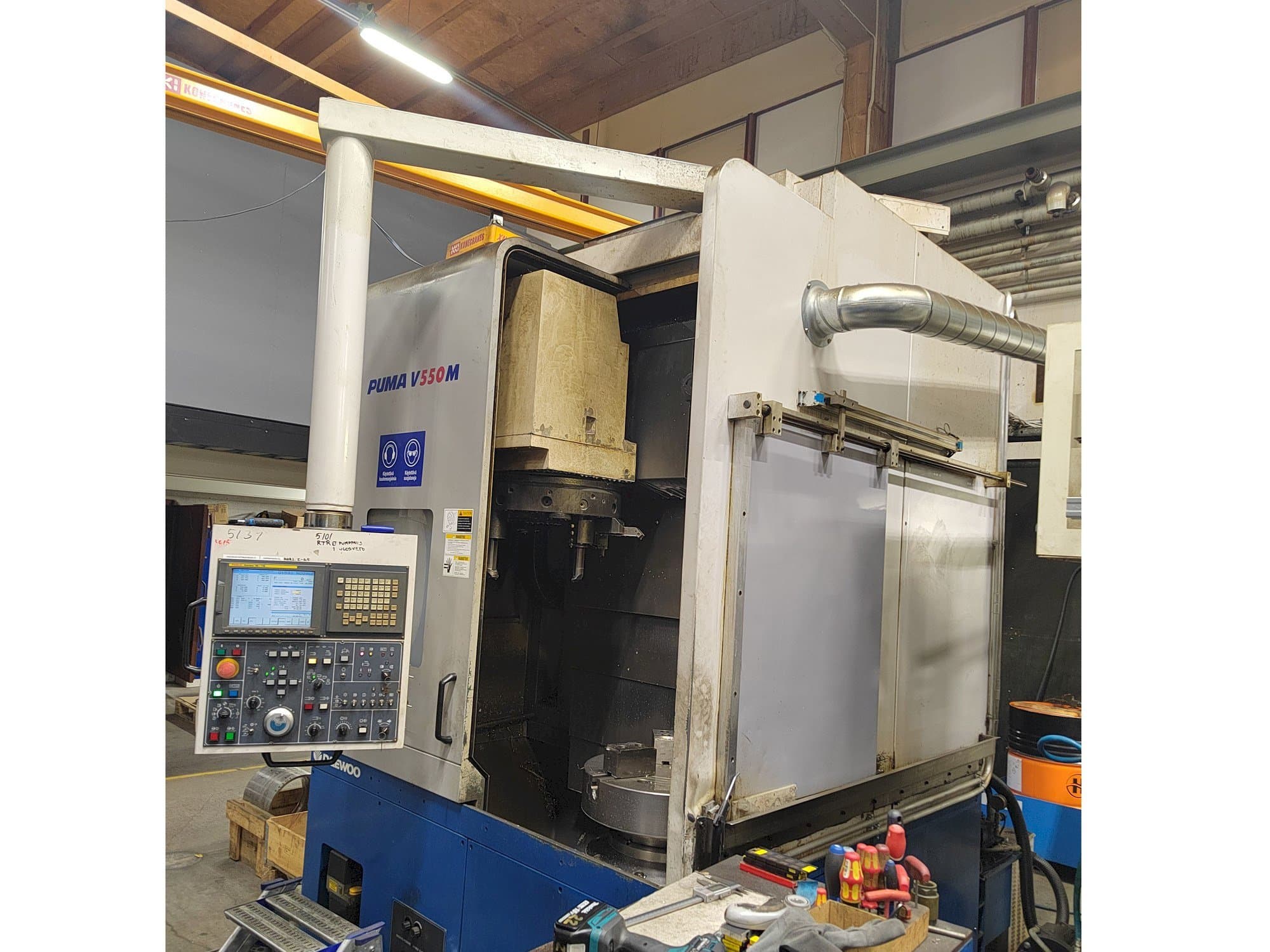 Makine  Doosan Puma V550M - Önden görünüm