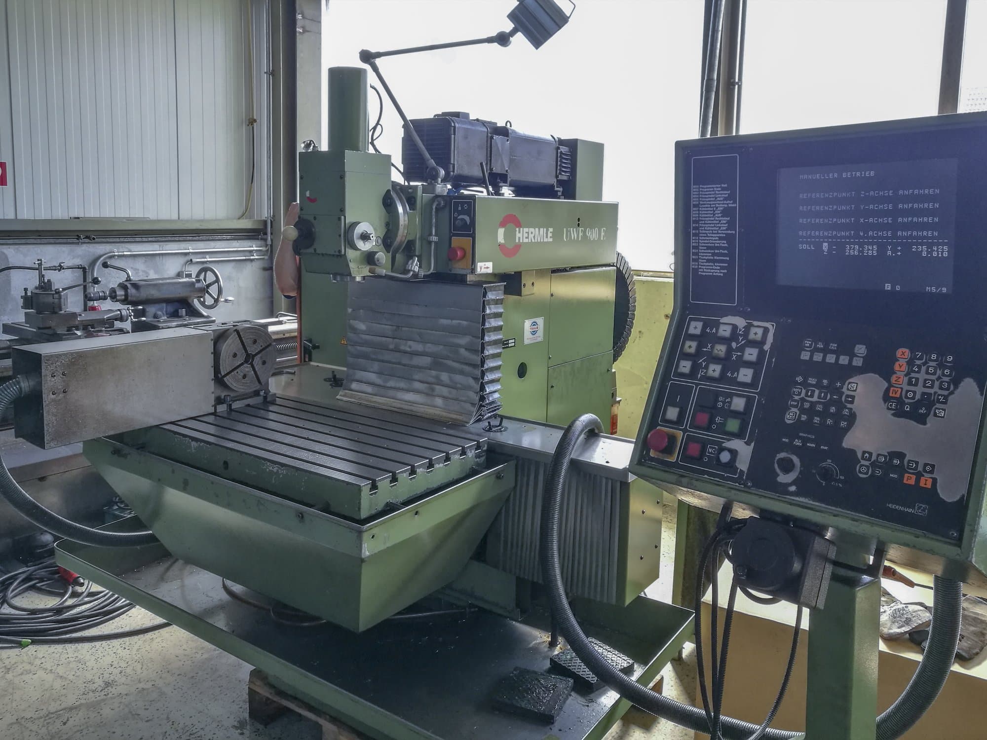 Makine  1 HERMLE - Sağdan görünüm UWF 900 E