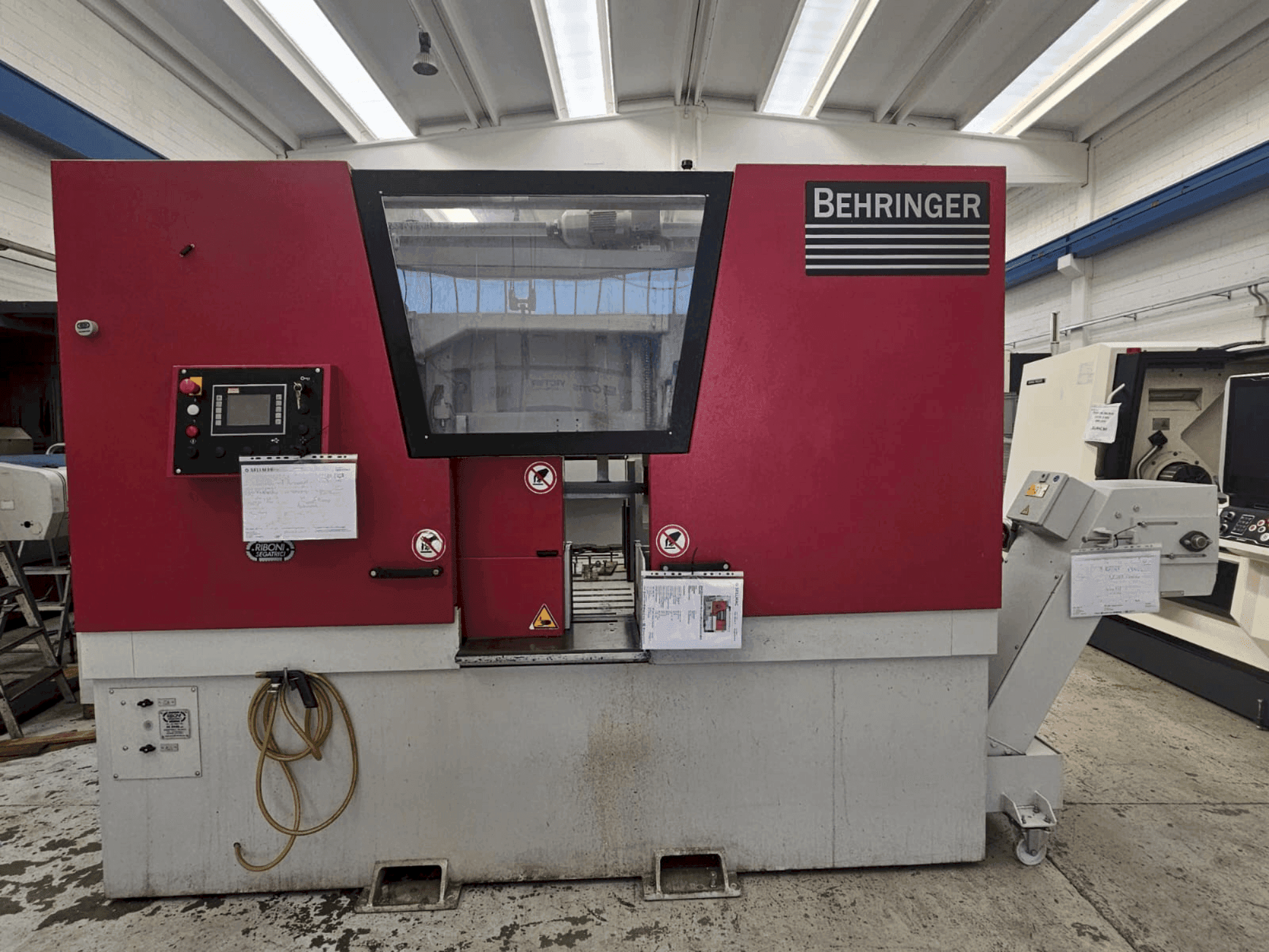 Makine  Behringer HBE 511 A - Önden görünüm