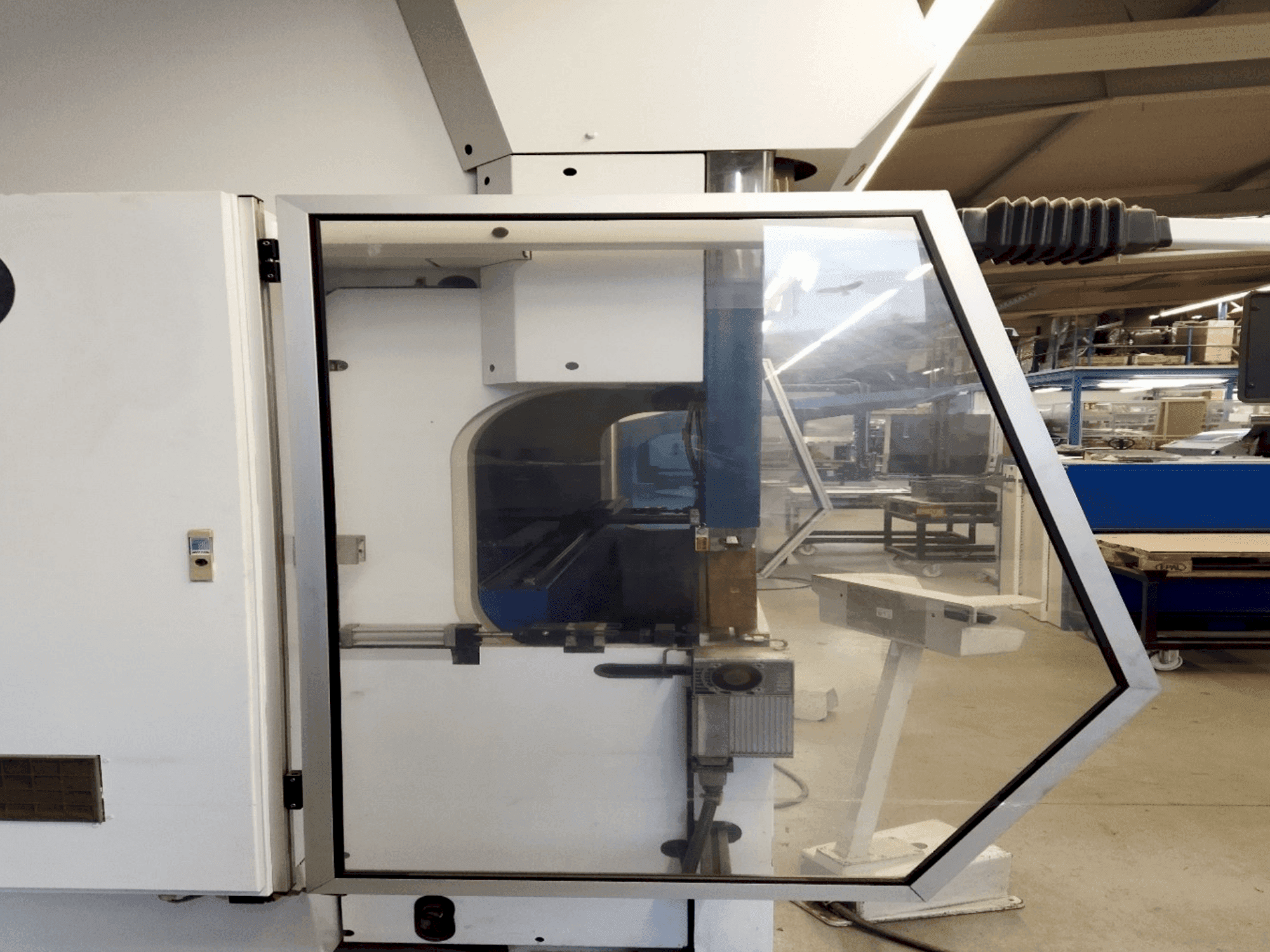 Makine  TRUMPF TrumaBend V130 - Önden görünüm