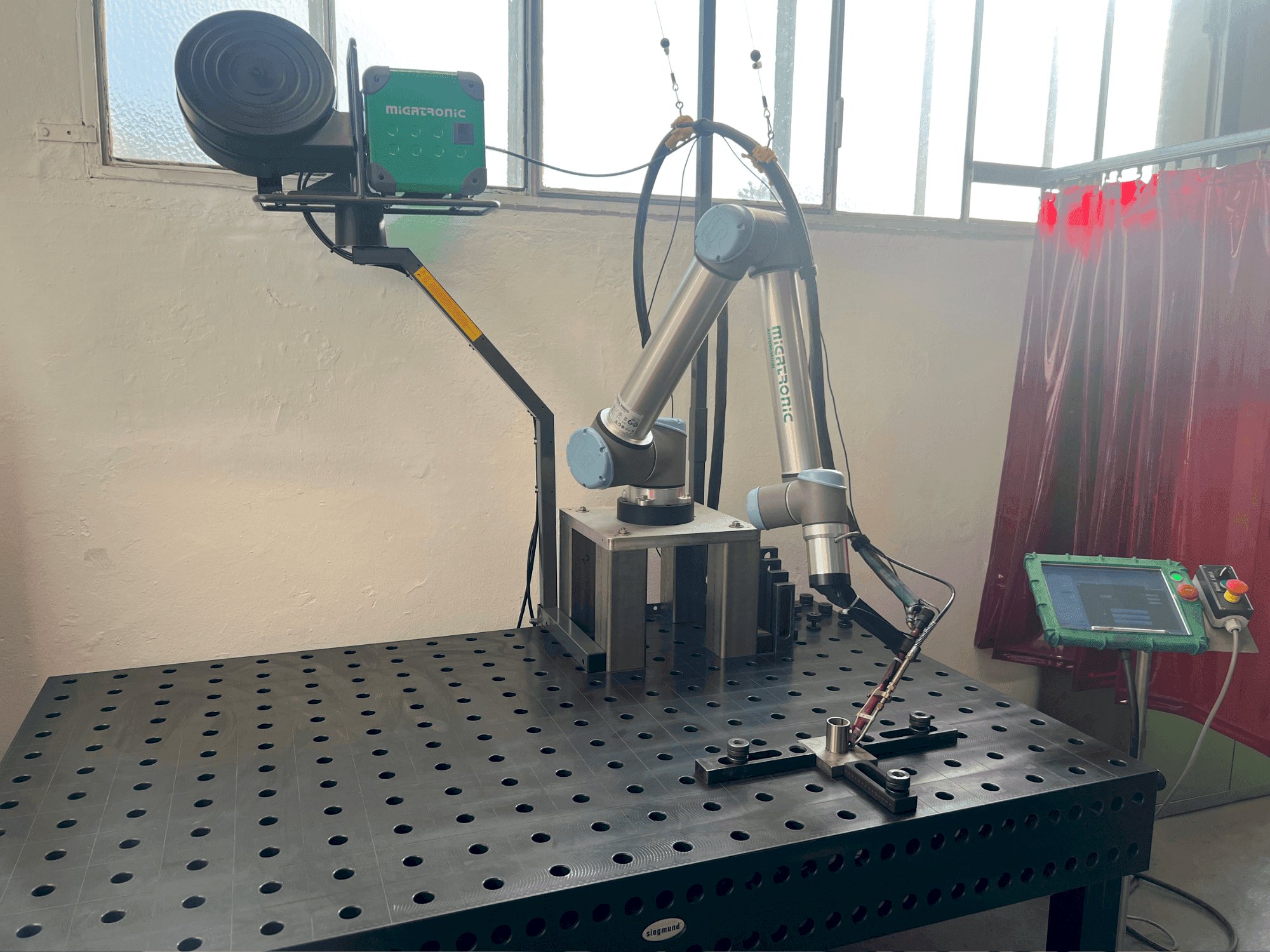 Makine  MIGATRONIC PI 350 AC/DC - Önden görünüm