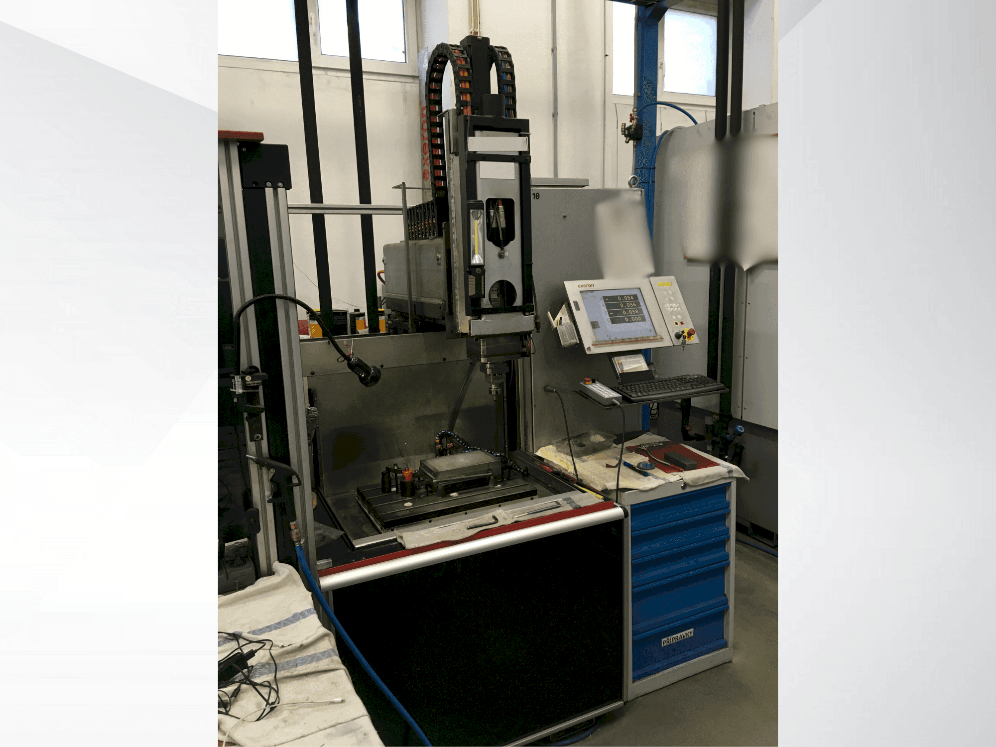 Makine  Exeron EDM 310 MF20 - Önden görünüm