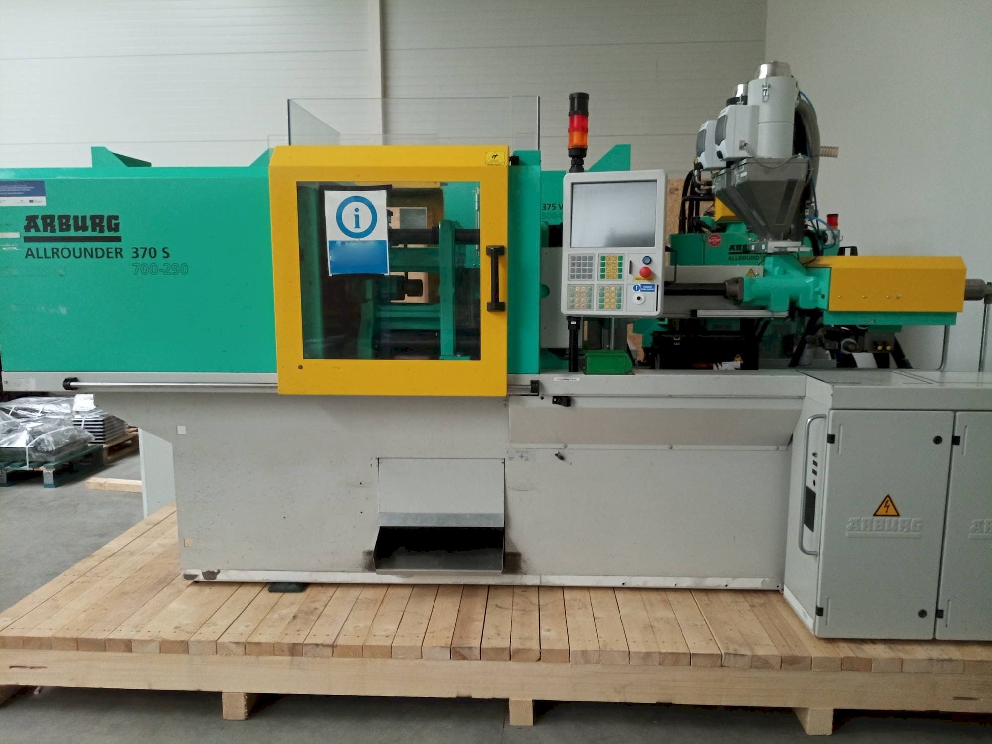 Makine  Arburg Allrounder 370S-700-170U - Önden görünüm