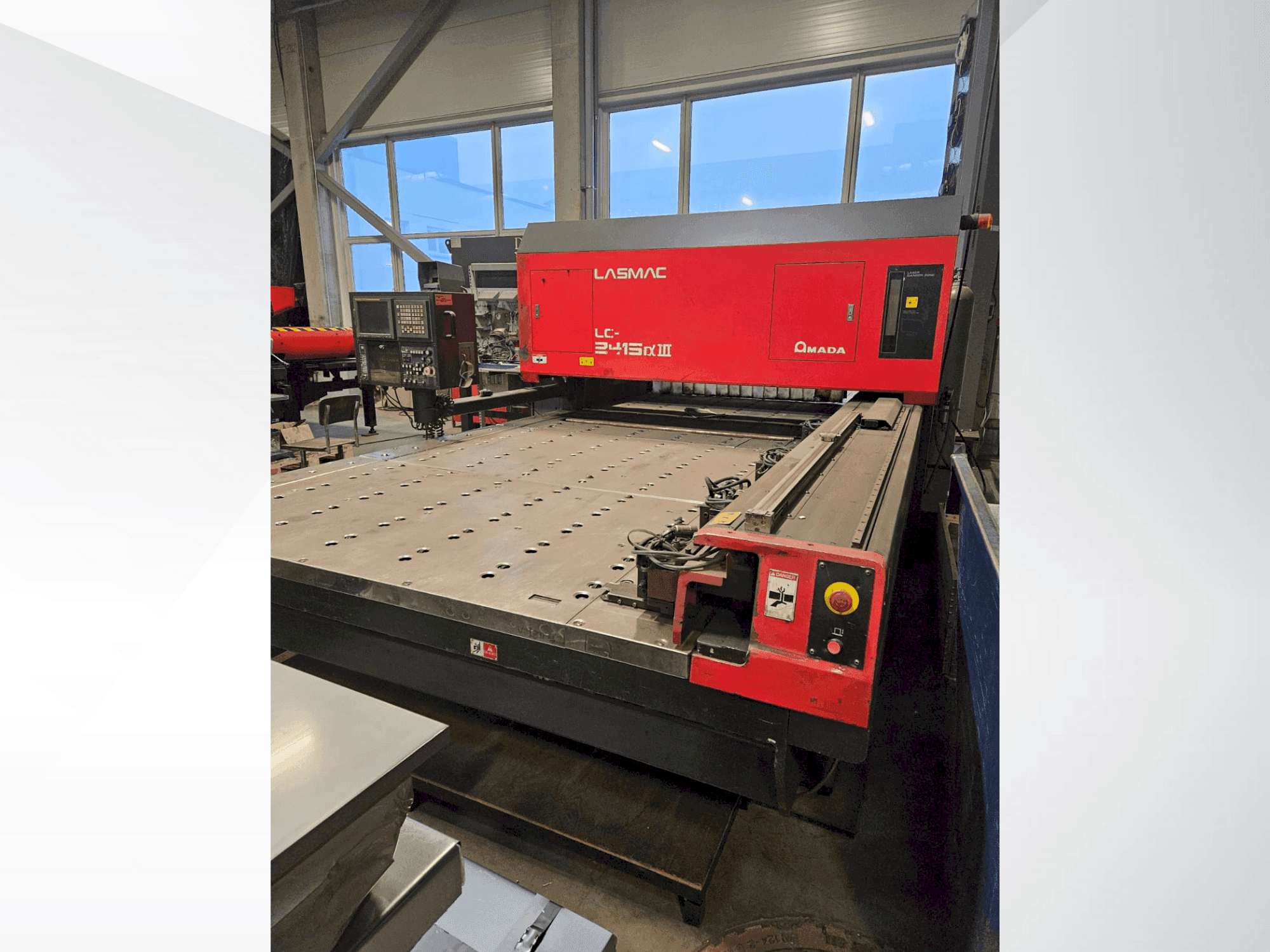 Makine  AMADA LC 2415 A3 - Önden görünüm