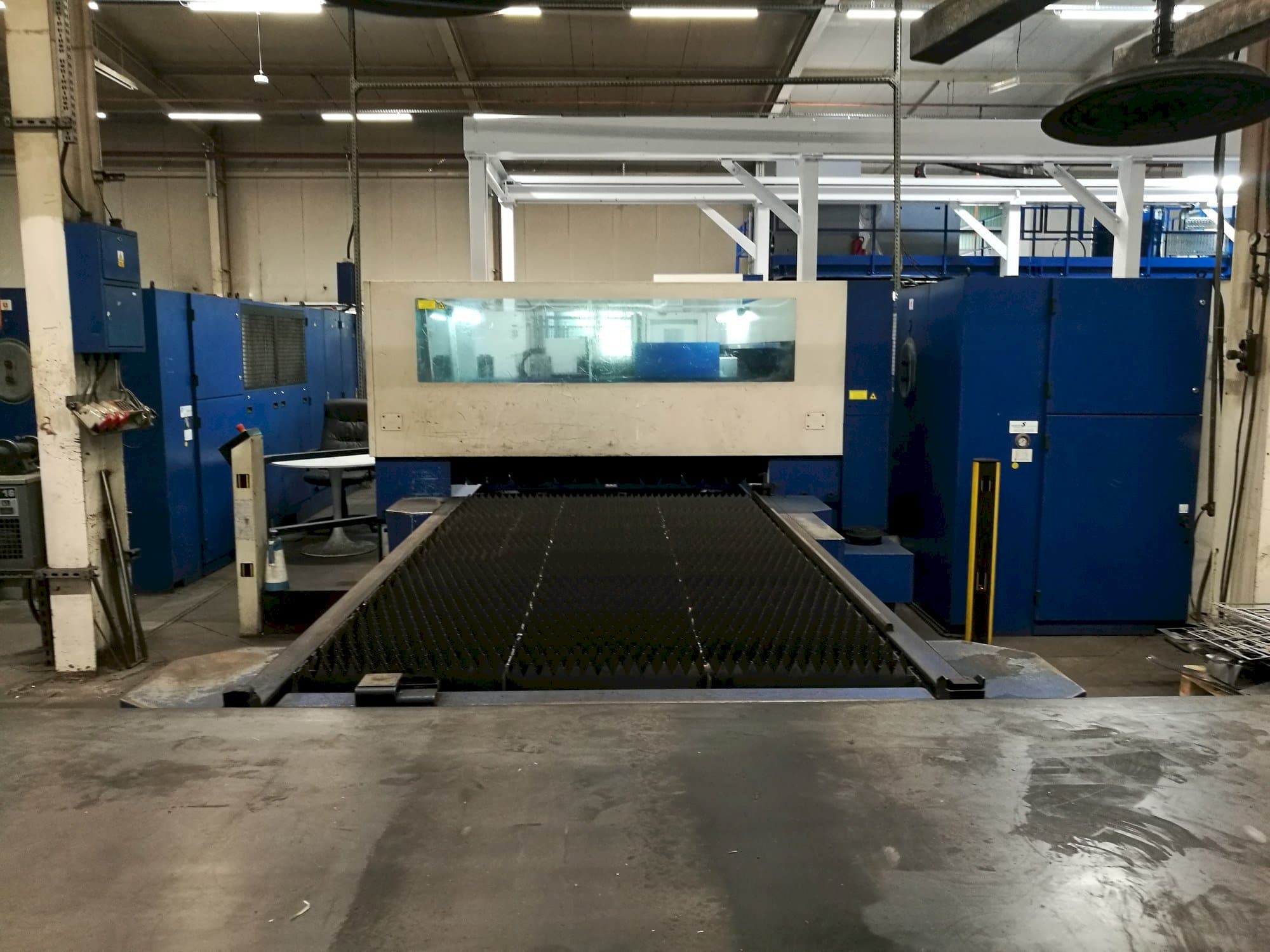 Makine  Trumpf Trumatic L3050 - Önden görünüm