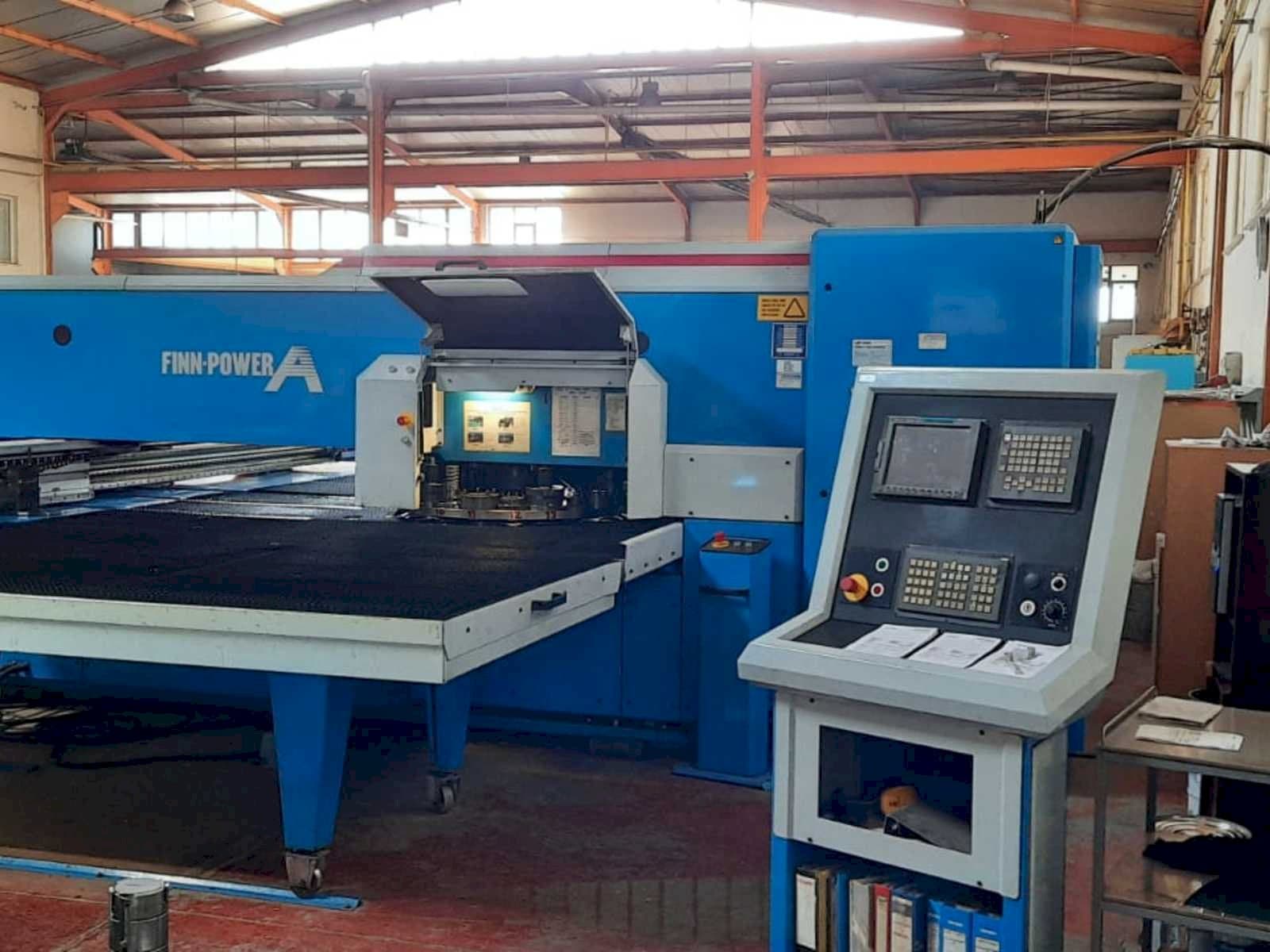 Makine  Finn-Power A525F - Önden görünüm