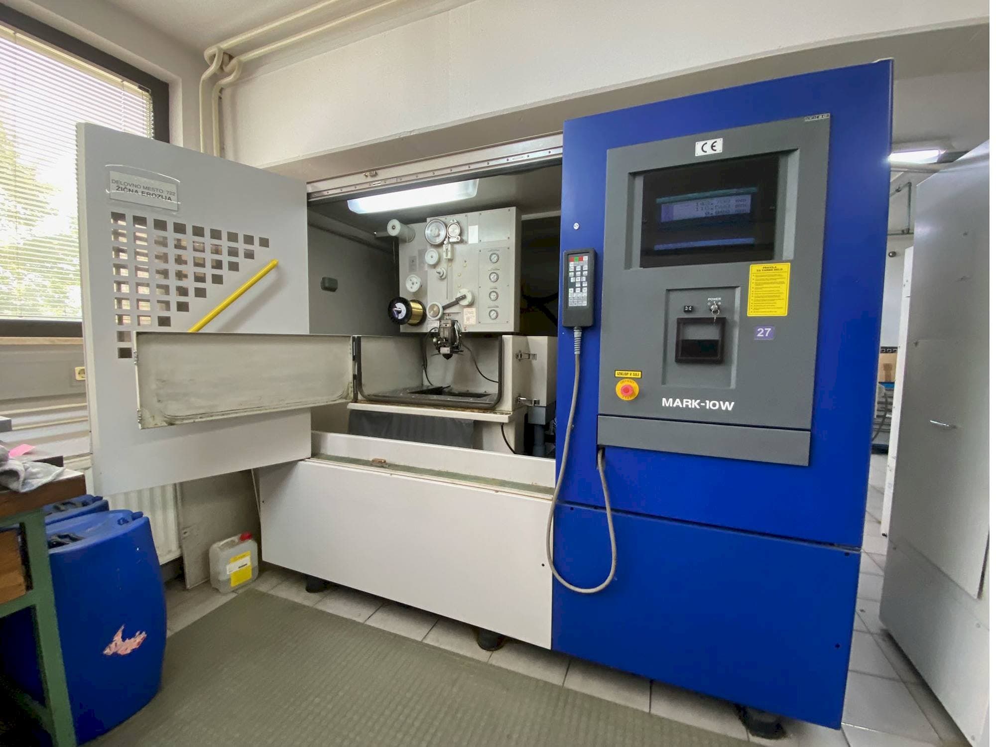 Makine  Hitachi 254Y - Önden görünüm