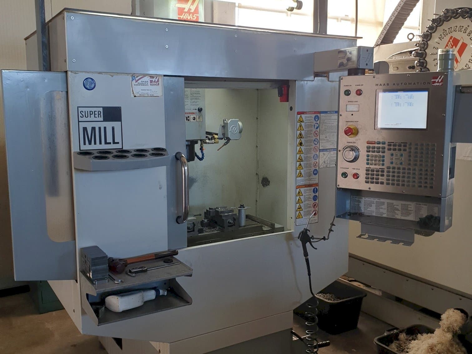 Makine  HAAS SUPER MINI MILL - Önden görünüm
