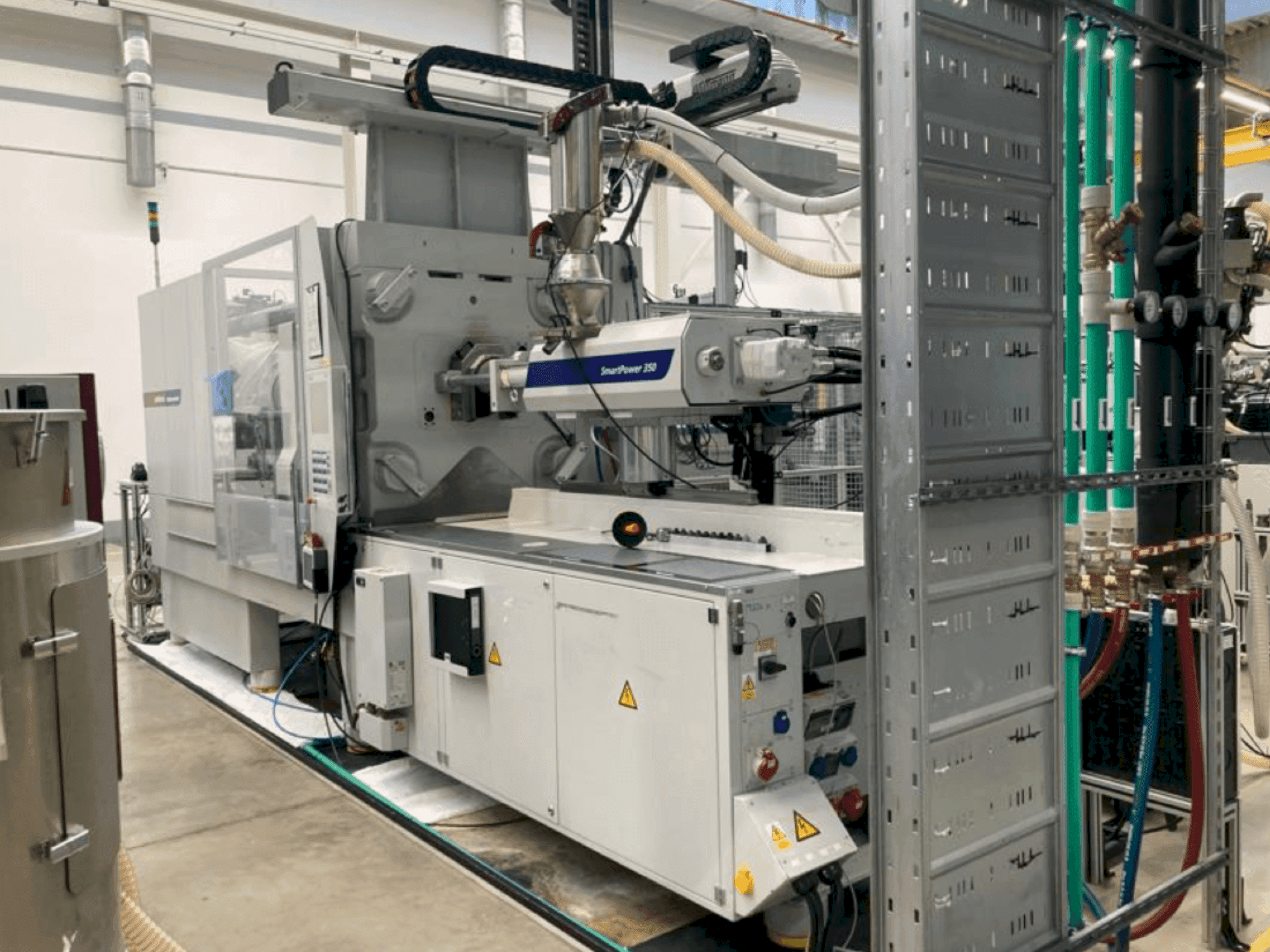 Makine  WITTMANN Battenfeld SmartPower 350/1000 UNILOG BGP - Önden görünüm
