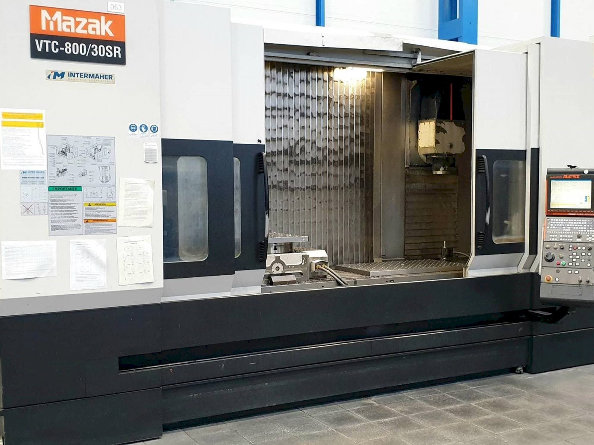 Makine  Mazak VTC-800/30SR - Önden görünüm