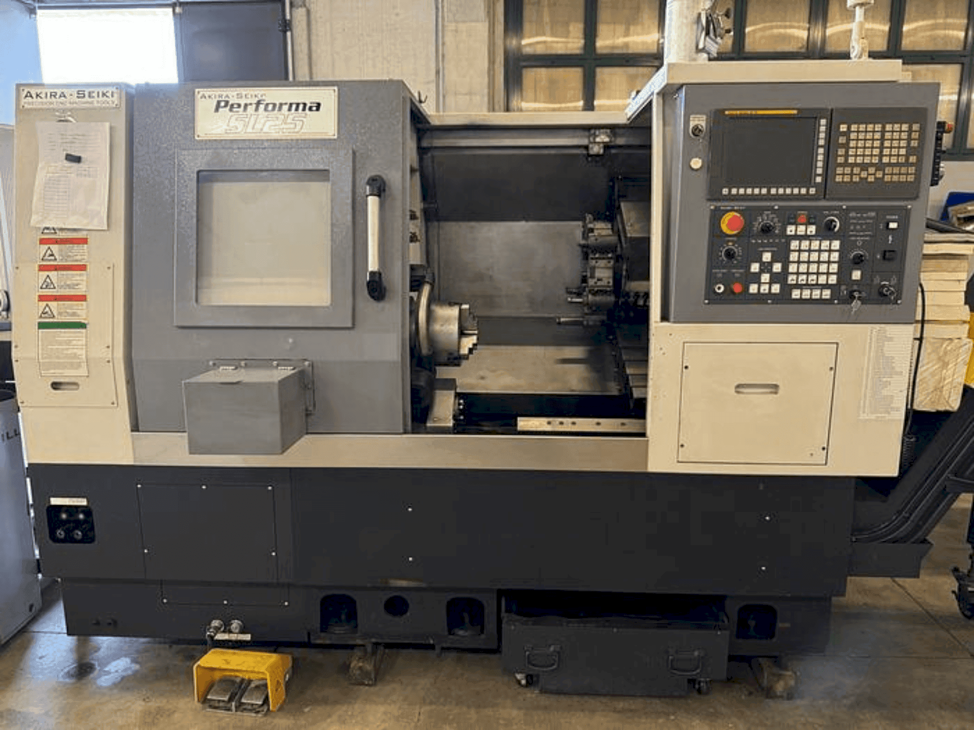 Makine  Akira Seiki Performa SL25 - Önden görünüm