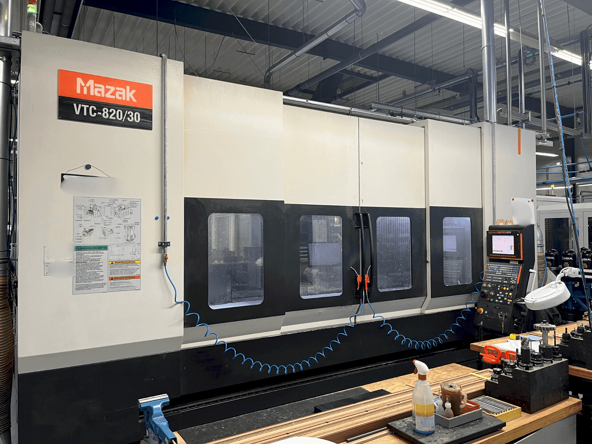 Makine  Mazak VTC-820/30 - Önden görünüm