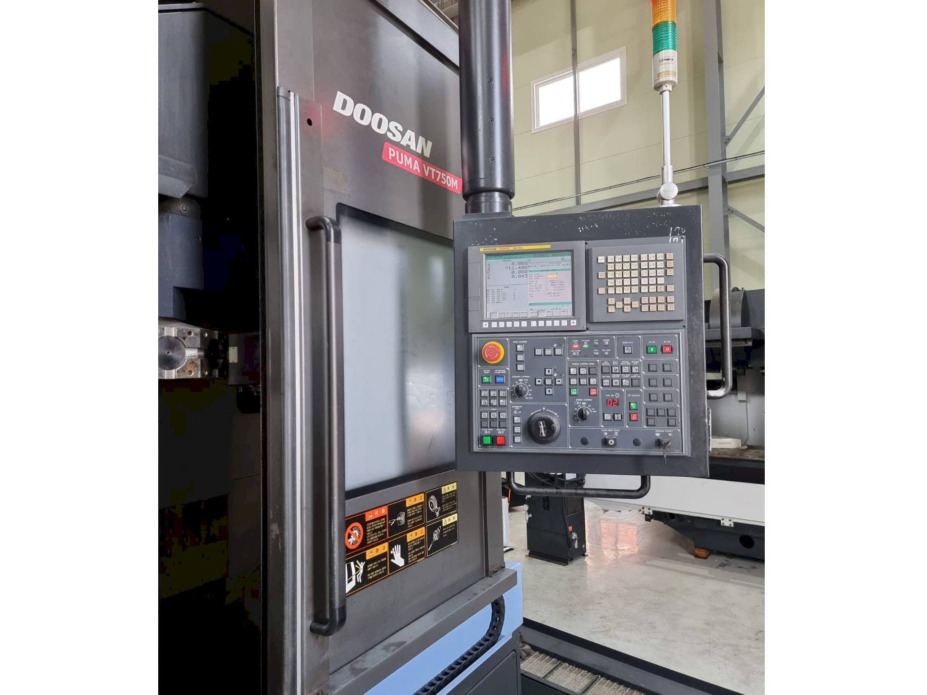 Makine  Doosan Puma VT750M - Sol taraftaki görüntü