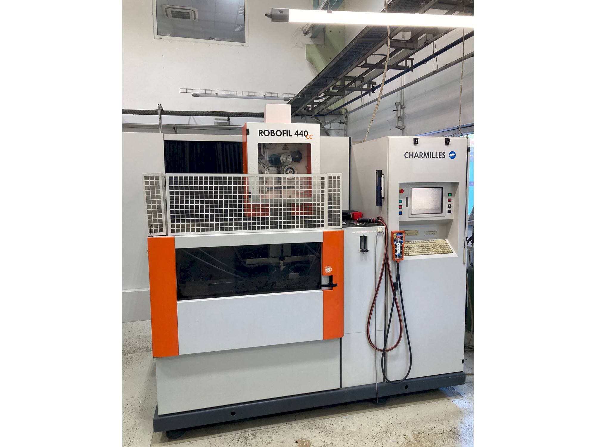 Makine  CHARMILLES Robofil 440 CC - Önden görünüm