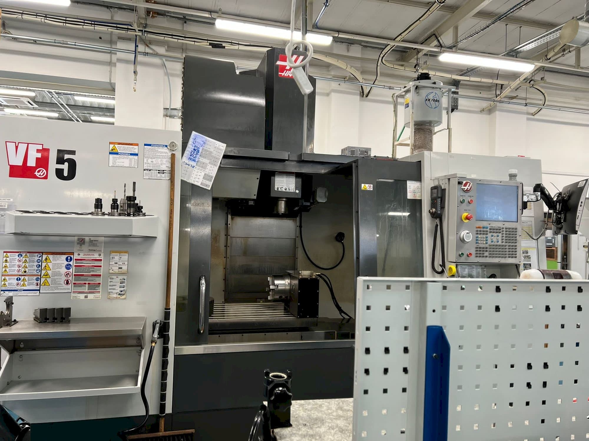 Makine  HAAS VF-5/40 - Önden görünüm