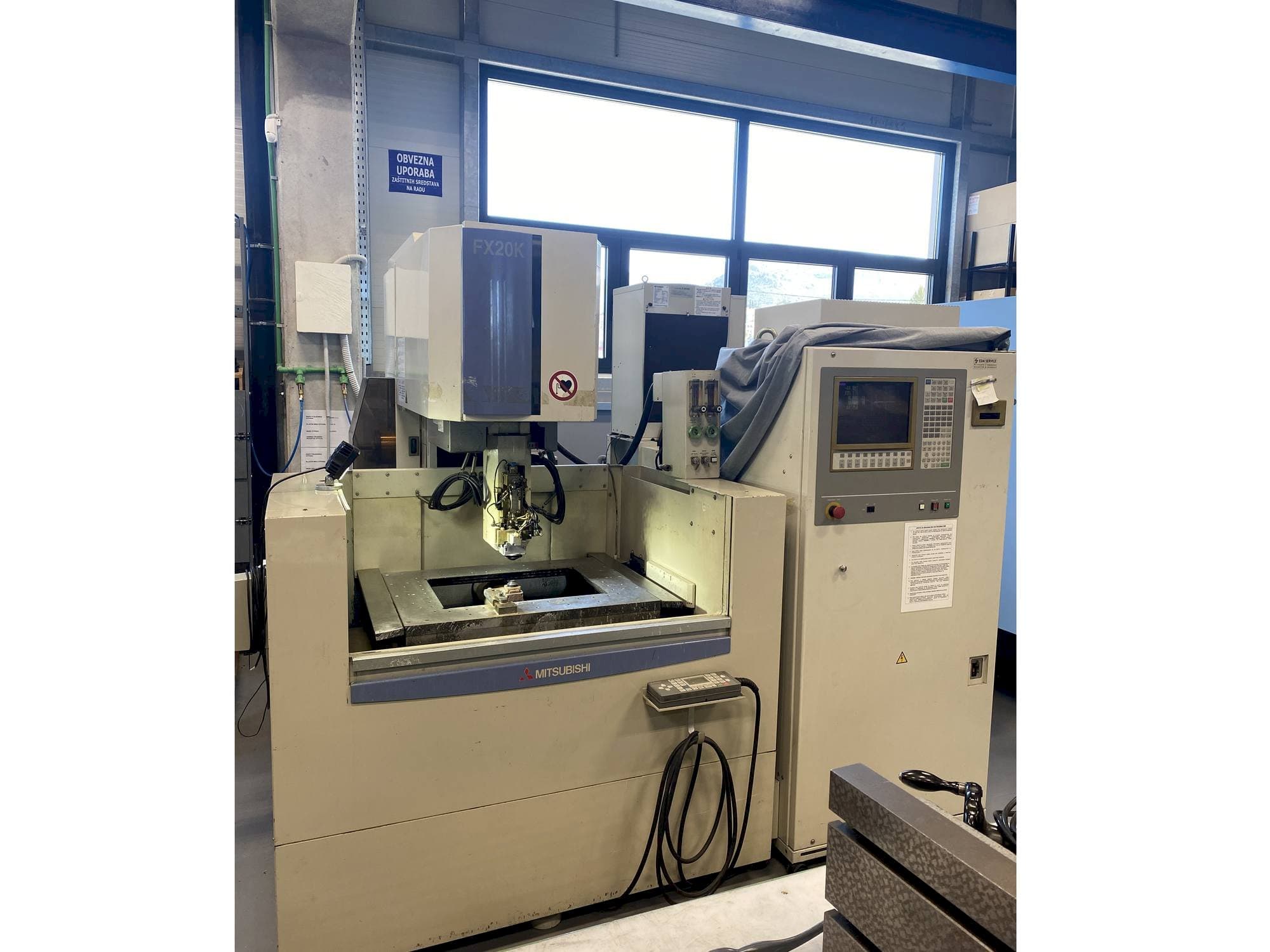 Makine  Mitsubishi FX20K - Önden görünüm