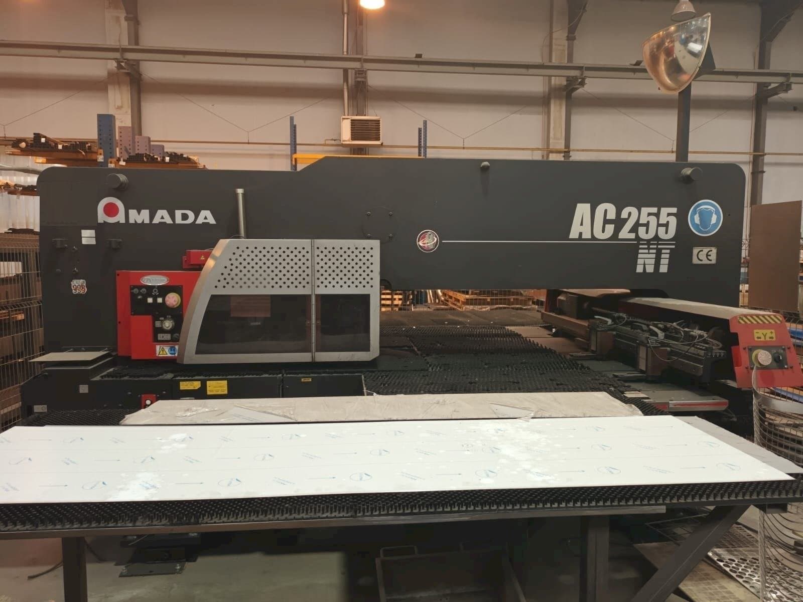 Makine  AMADA AC 255 NT - Önden görünüm