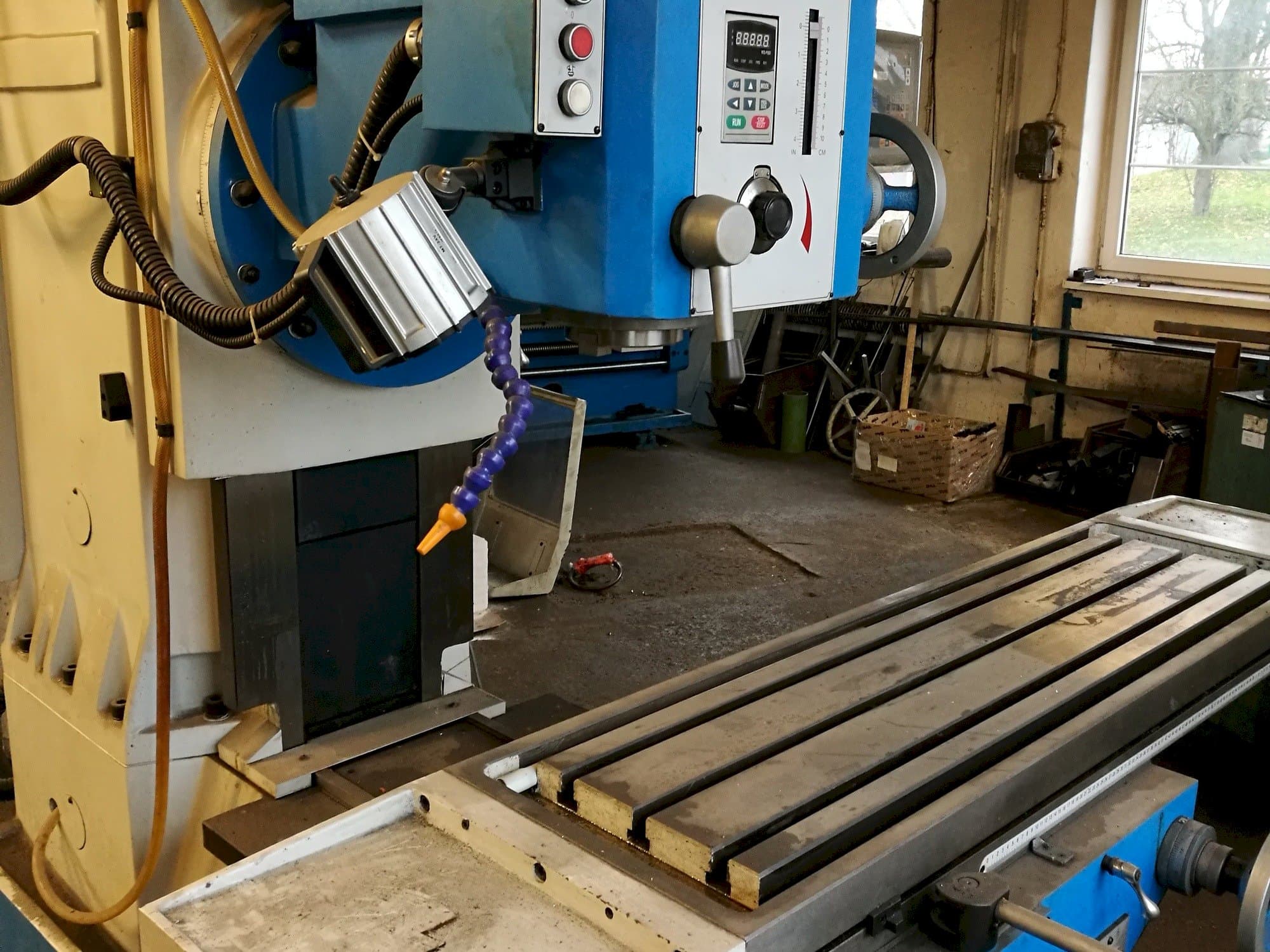 Makine  KNUTH KB 1400 - Önden görünüm