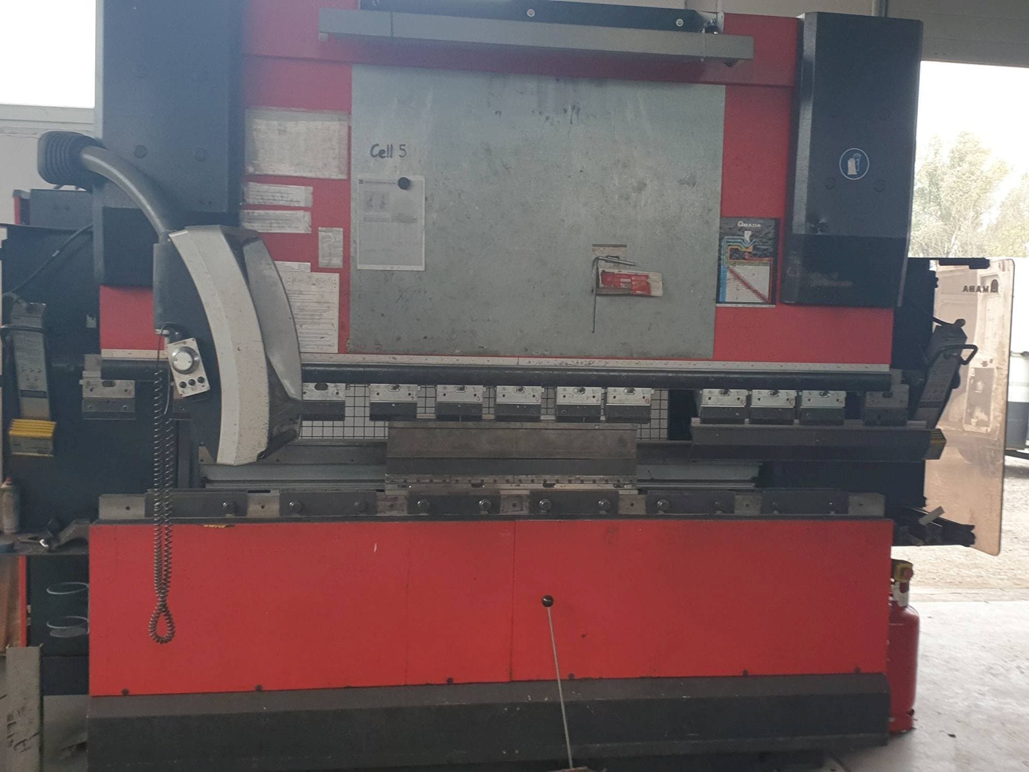 Makine  AMADA HFE 8025/7 - Önden görünüm