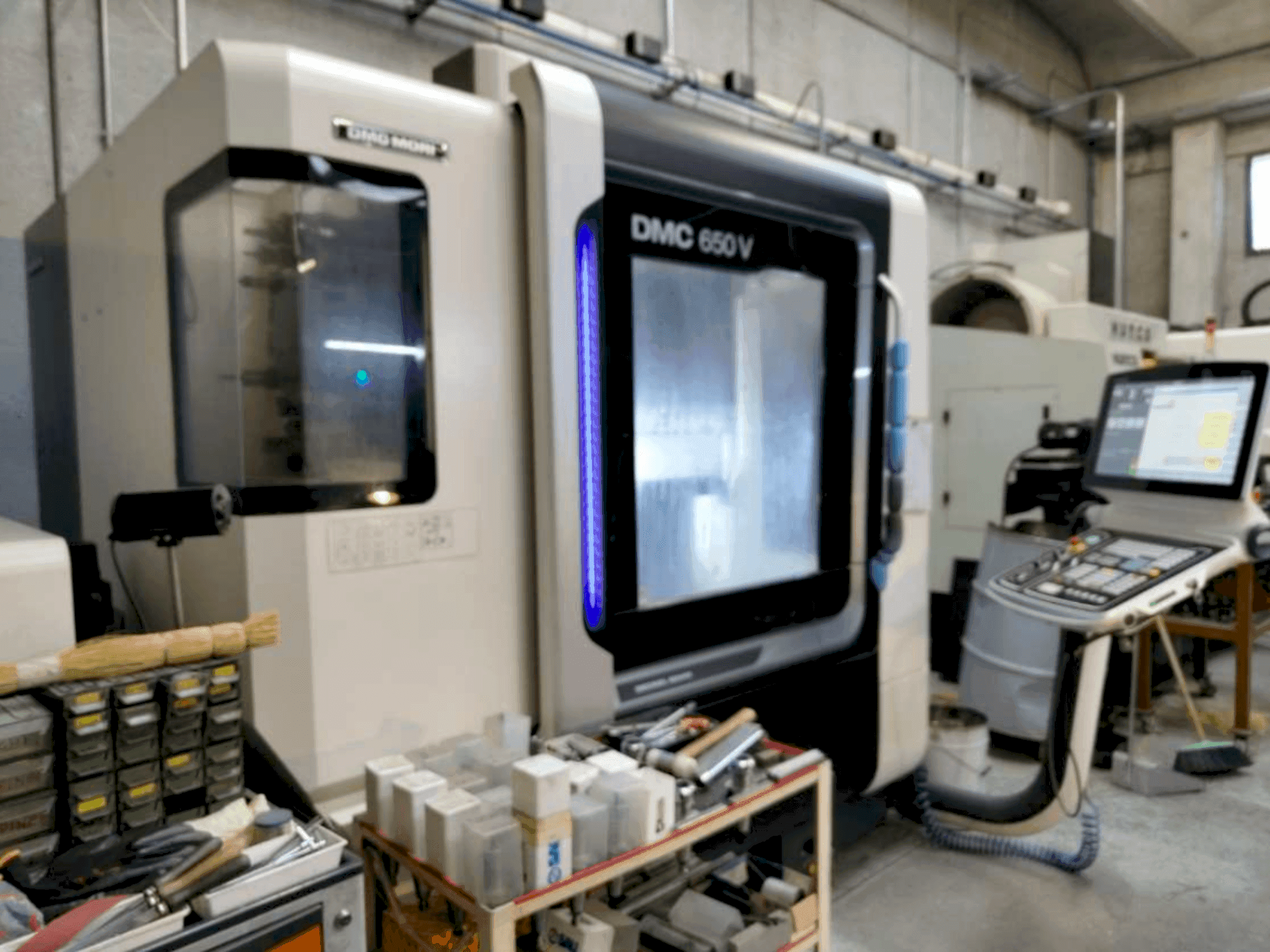 Makine  DMG MORI DMC 650V - Önden görünüm
