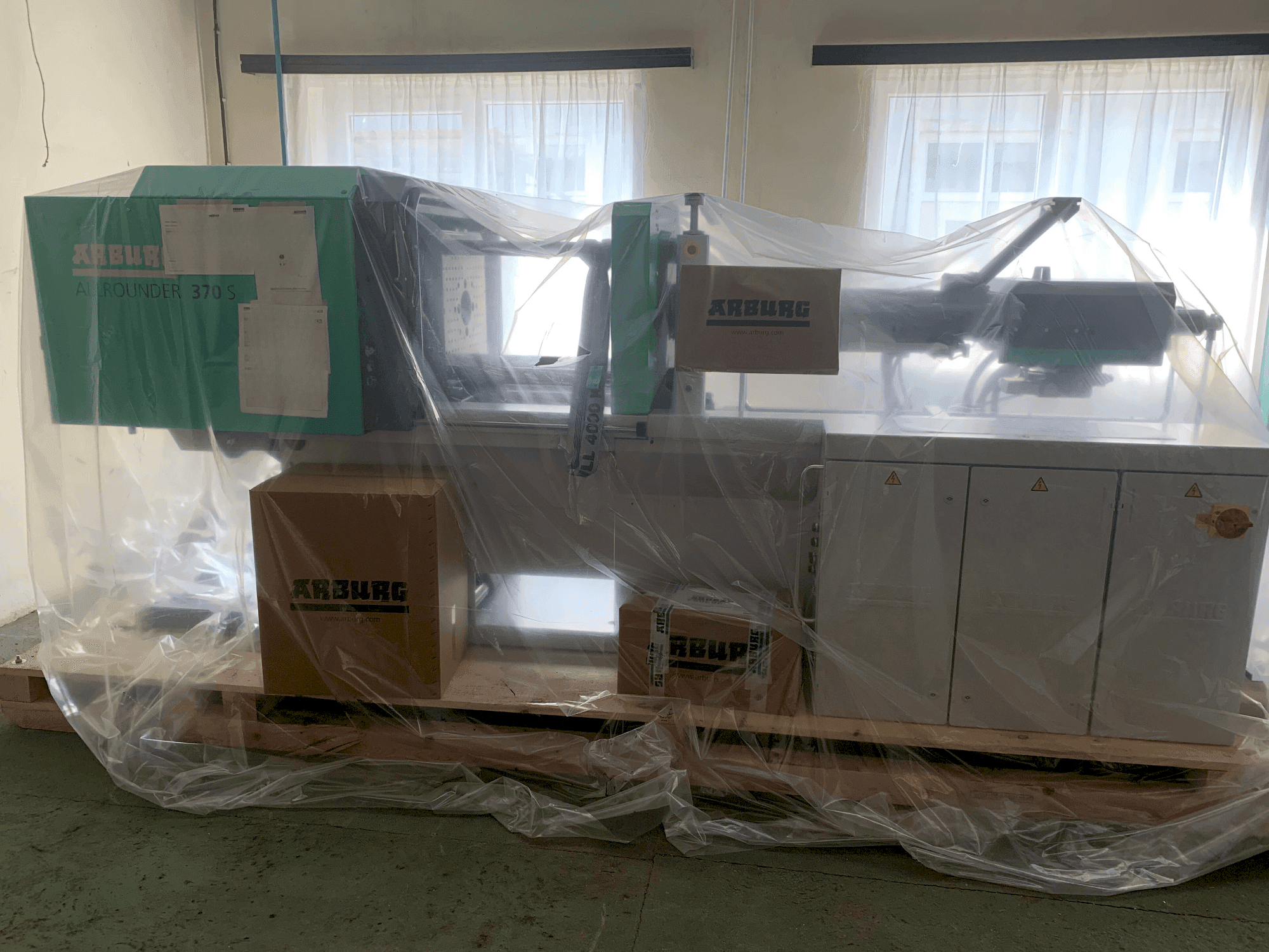 Makine  Arburg 370 S 600-290 U - Önden görünüm