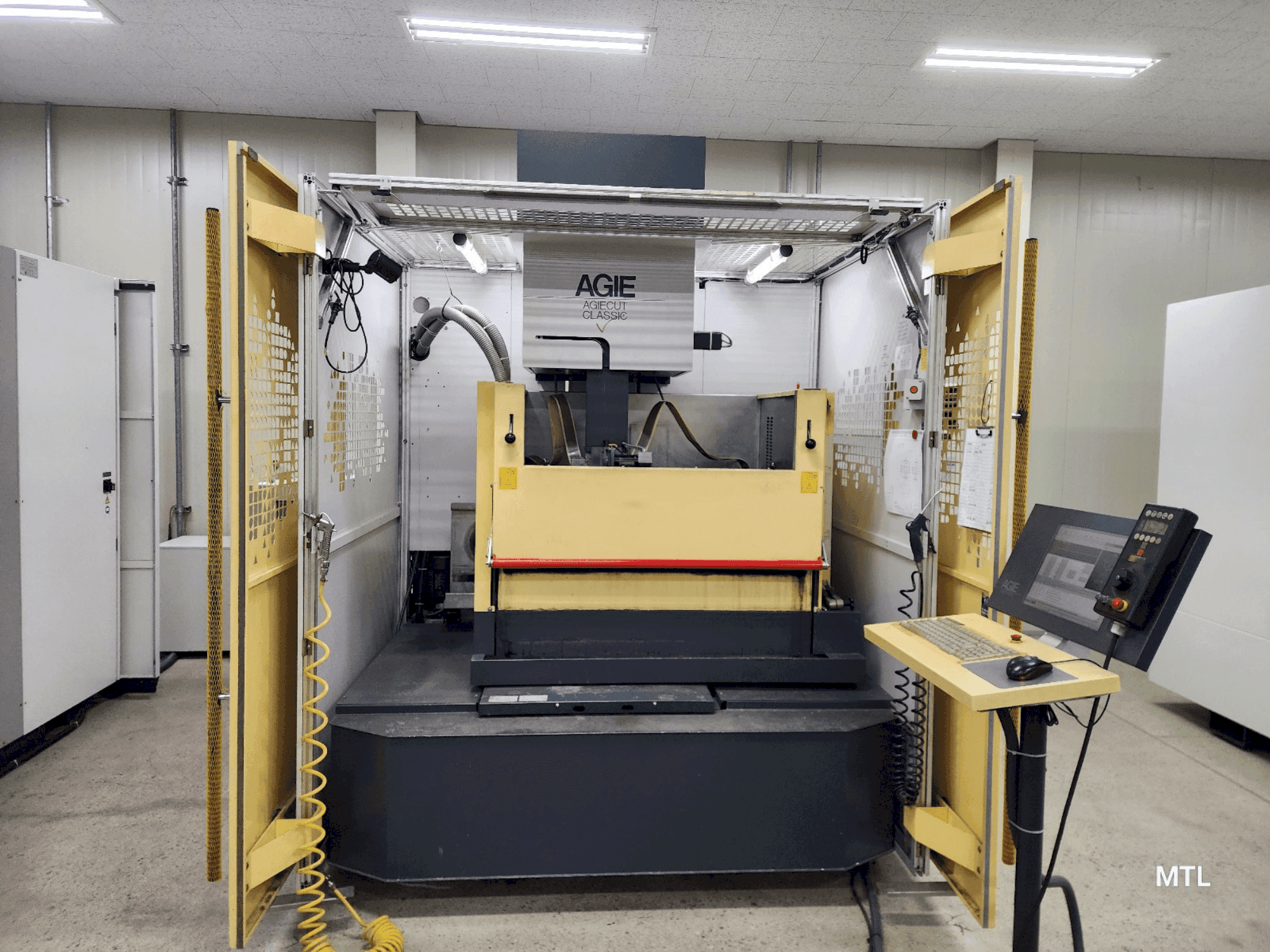 Makine  AgieCharmilles Agiecut Classic V3 - Önden görünüm