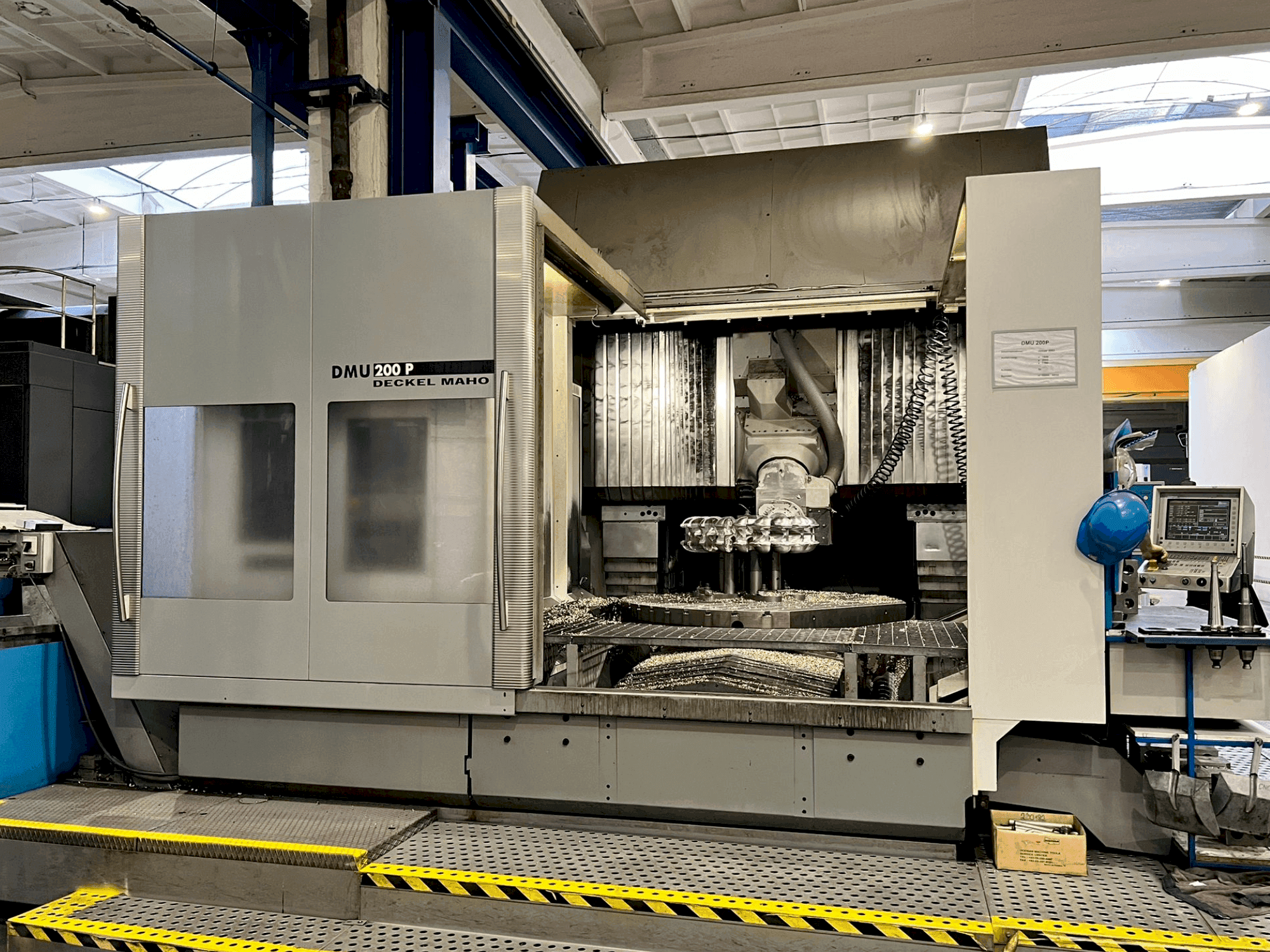 Makine  DECKEL MAHO DMU 200P - Önden görünüm