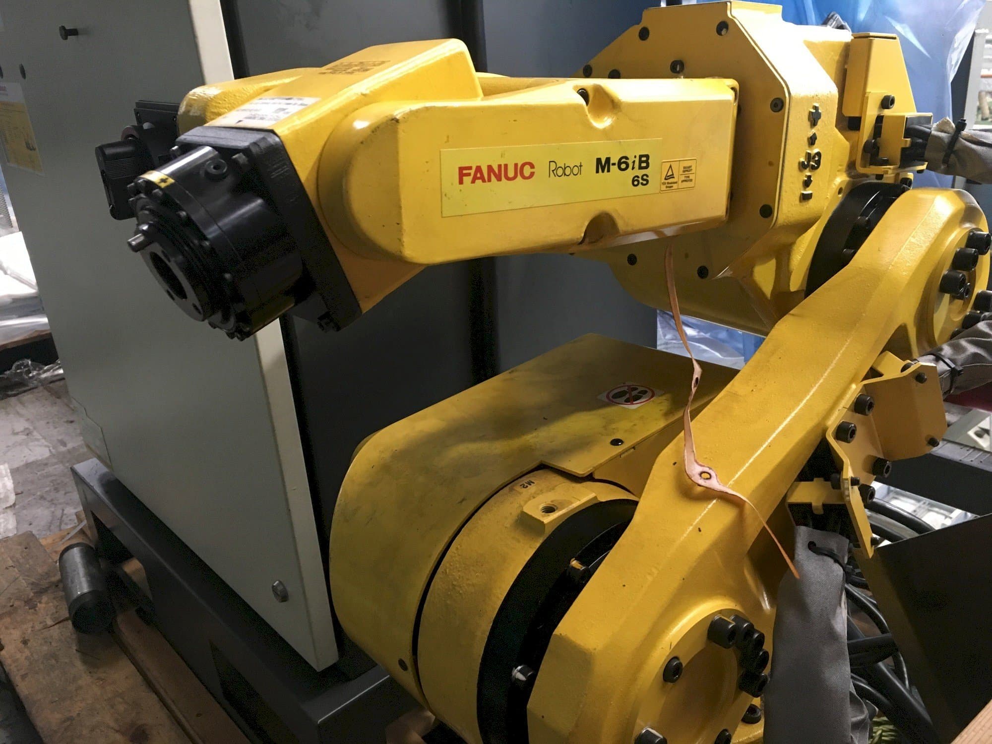Makine  FANUC M-6iB 6S - Önden görünüm