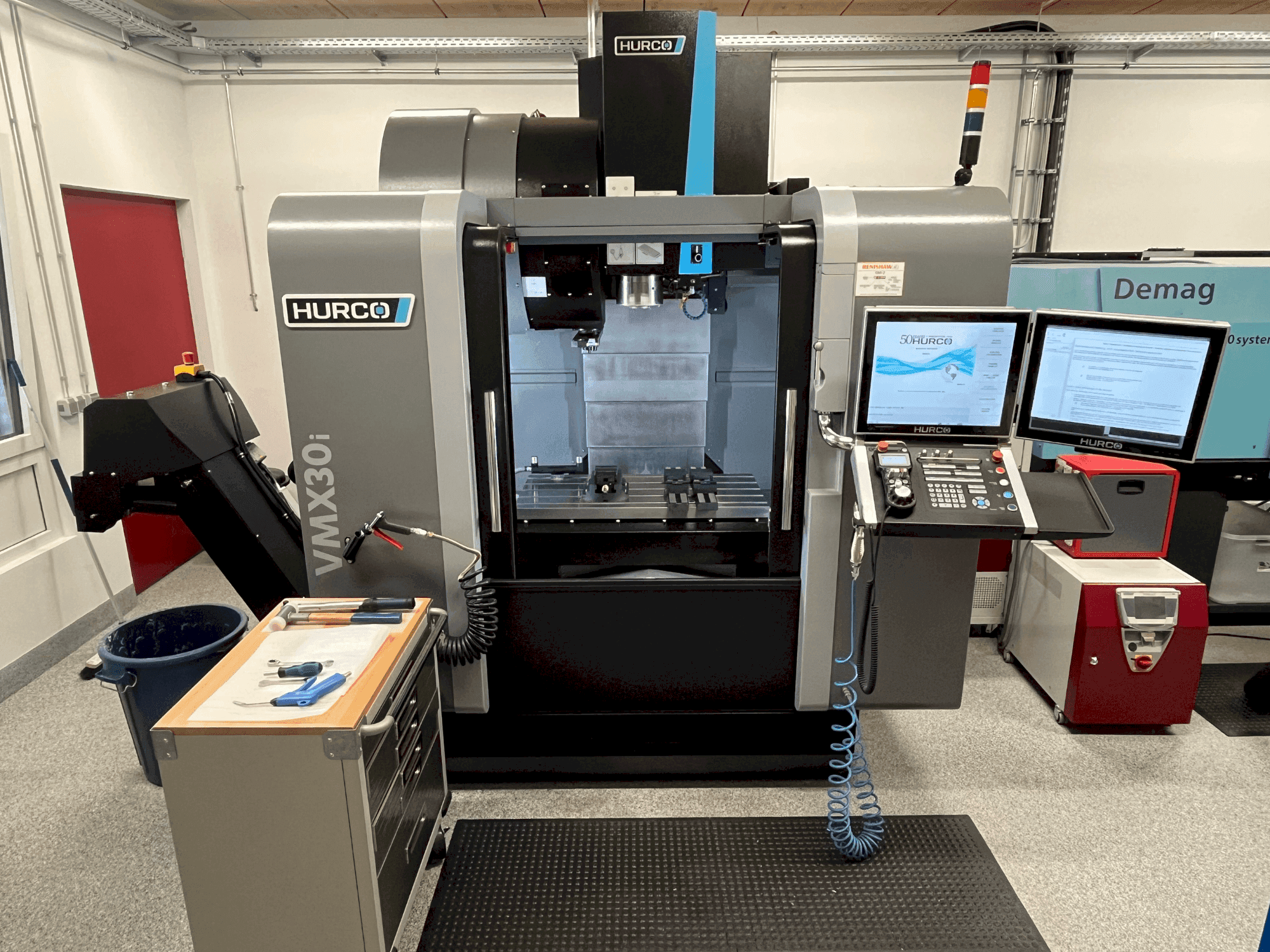 Makine  Hurco VMX30i - Önden görünüm