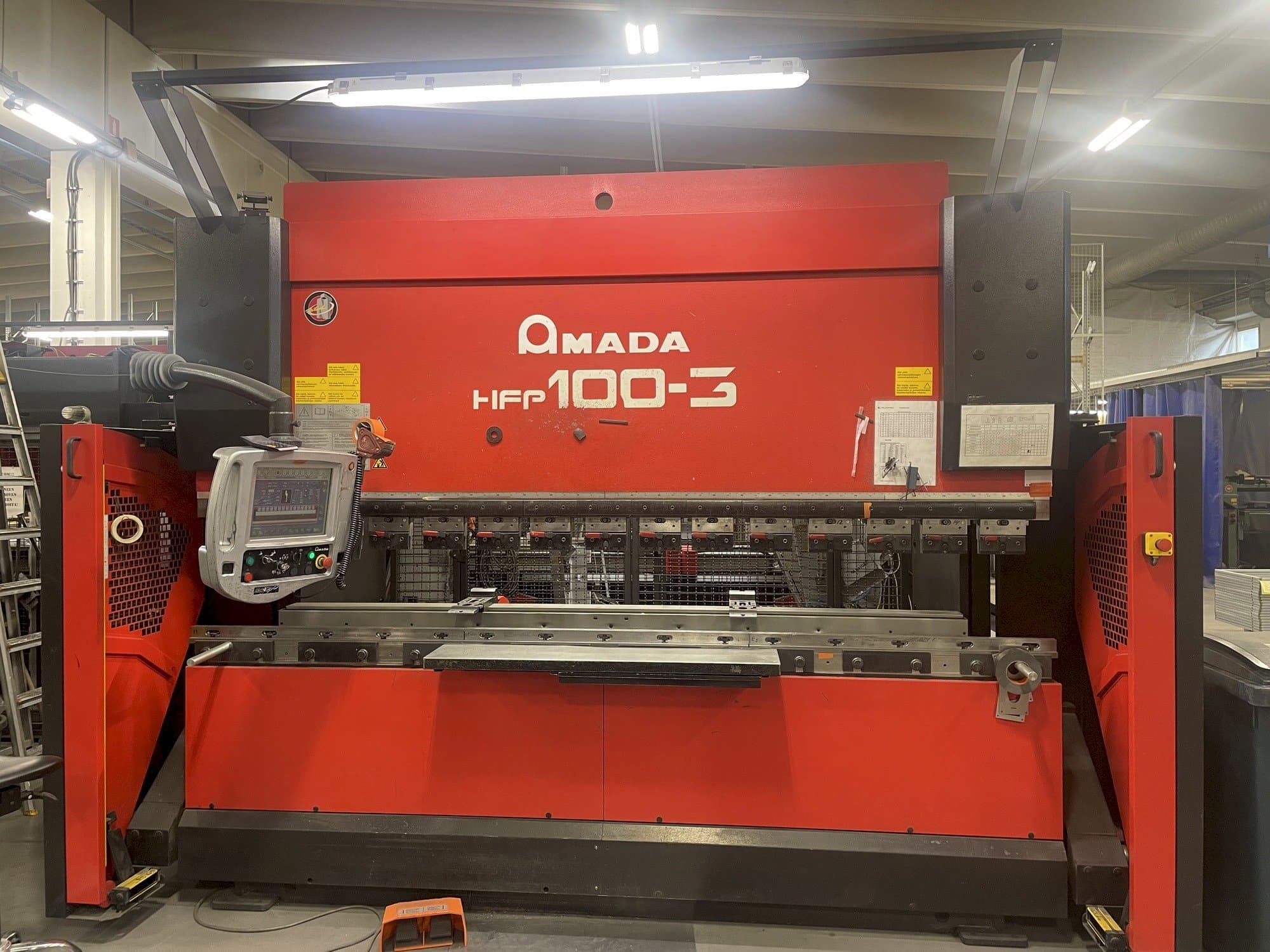 Makine  AMADA HFP 100-3 - Önden görünüm
