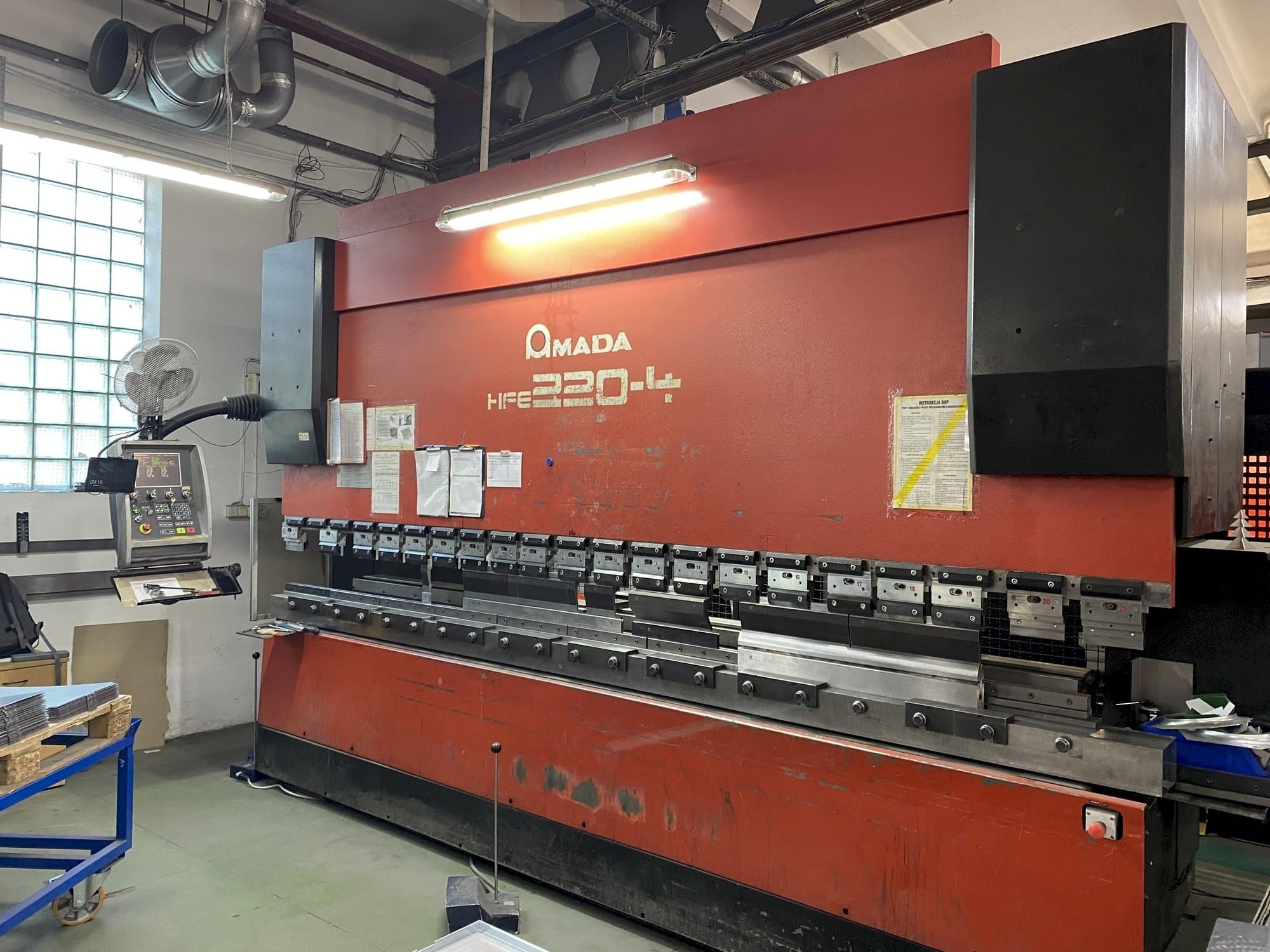Makine  AMADA HFE 220-4 - Önden görünüm