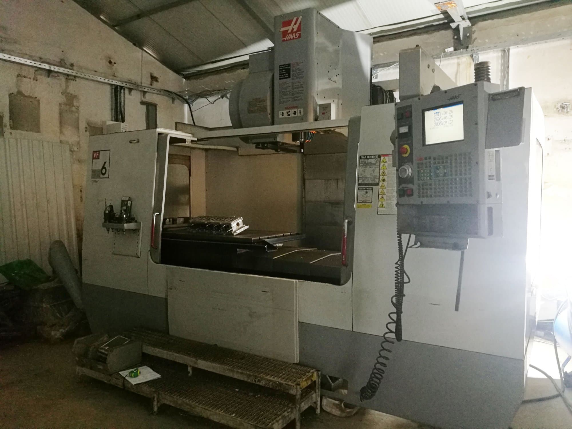 Makine  HAAS VF-6B/40HE - Önden görünüm