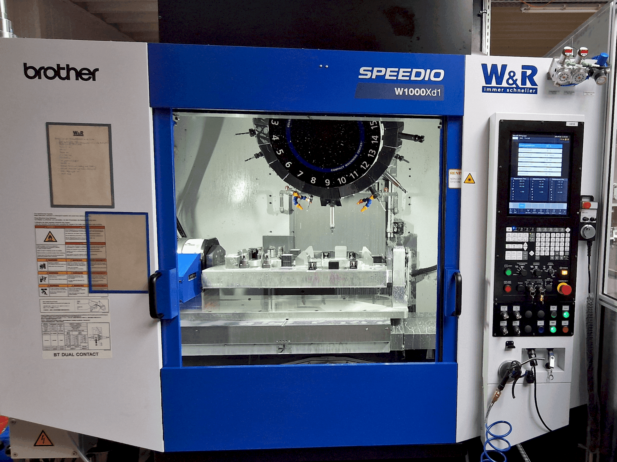 Makine  Brother Speedio W1000Xd1 - Önden görünüm