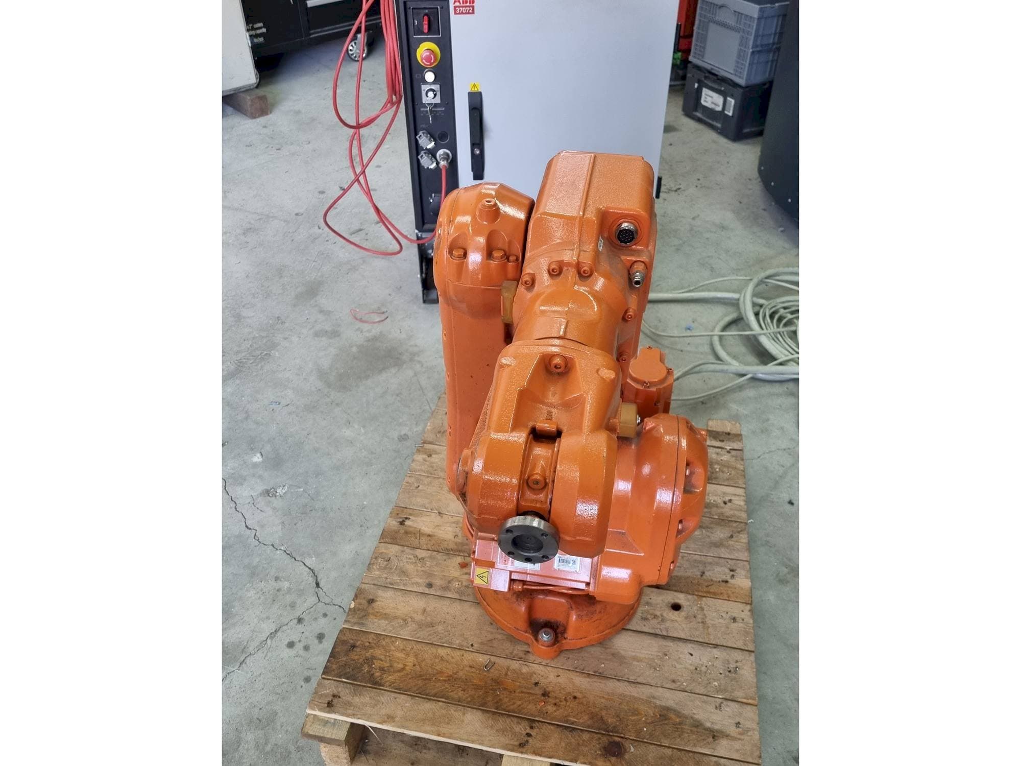 Makine  ABB IRB140 - IRC5 - Önden görünüm