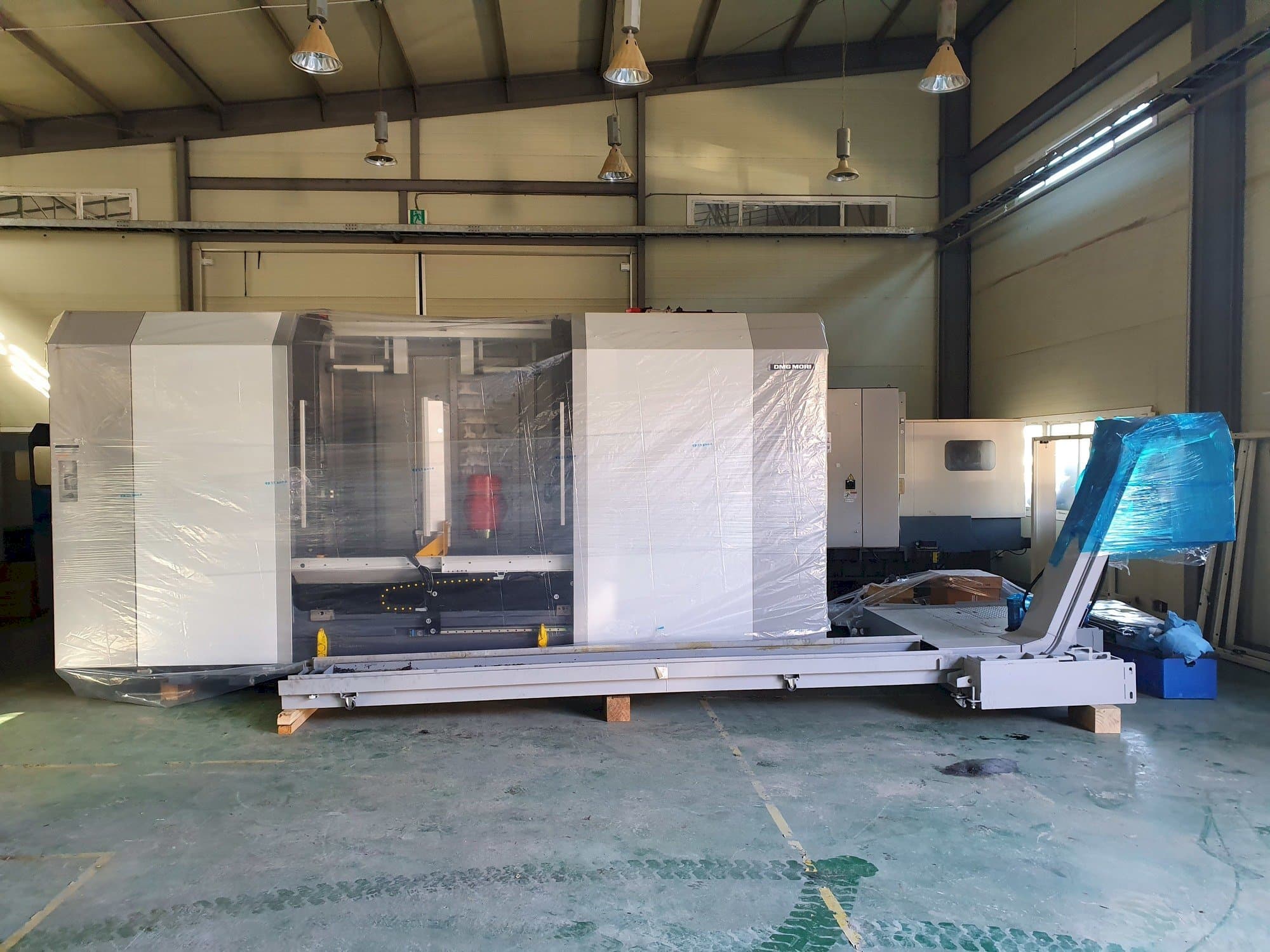 Makine  DMG MORI NT4300DCG/1500 - Önden görünüm