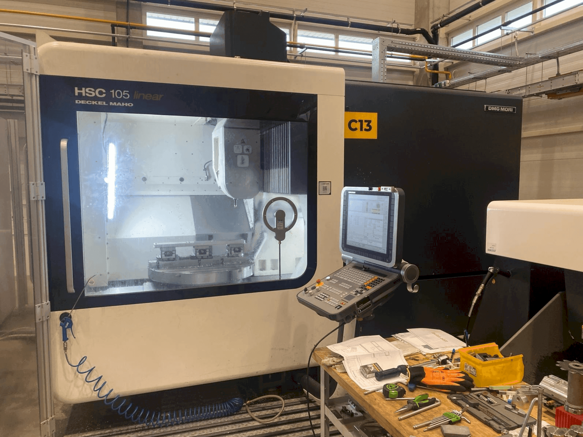 Makine  DMG MORI HSC 105 - Önden görünüm