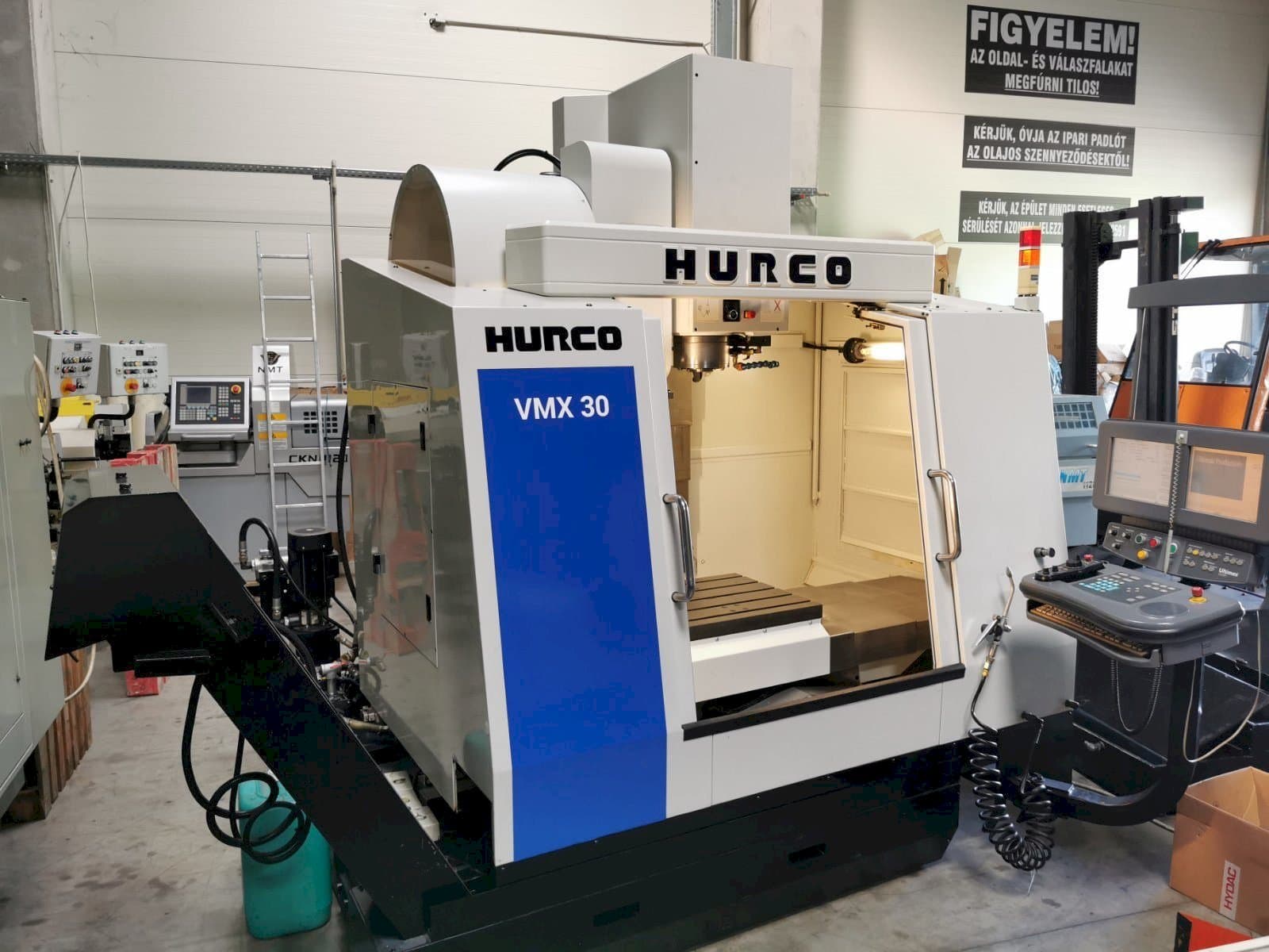 Makine  Hurco VMX30 - Önden görünüm