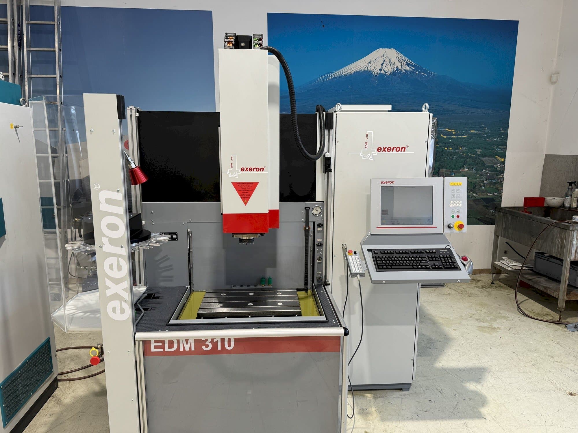 Makine  Exeron EDM 310 MF 20 - Önden görünüm