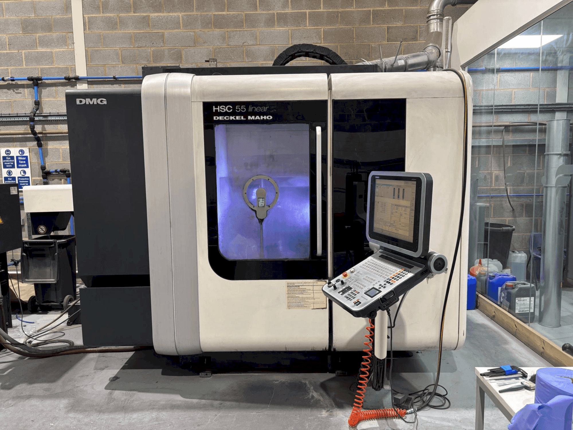 Makine  DMG DECKEL MAHO HSC 55 linear - Önden görünüm