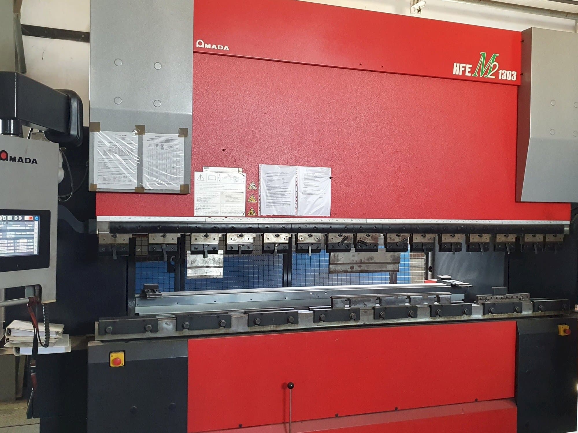 Makine  AMADA HFE-1303M2 8 Axes - Önden görünüm