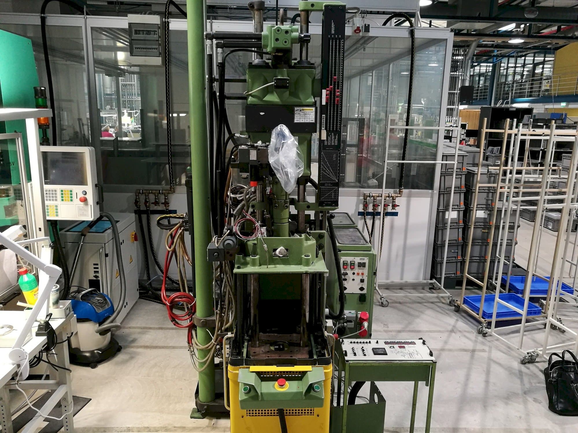 Makine  Arburg 221-75-350 - Önden görünüm